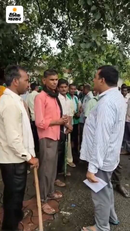 *शाहजहांपुर में डीएम से मिलने पहुंचे किसान यूनियन के सदस्य नाराज:* बोले-विधायक बैठे हैं तो हम कब मिलेंगे, नहर विभाग पर मकान तोड़ने का आरोप
https://dainik.bhaskar.com/CUfj792K45b?ref=MjA1MjQ2MTQ2NTQ1MDU0MTA1Ng%3D%3D