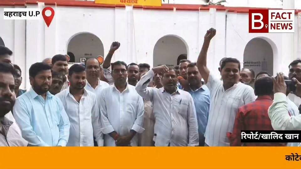 कोटेदारों के लाभांश में बड़ी वृद्धि, एसोसिएशन ने सीएम योगी और खाद्य मंत्री का जताया आभार
बहराइच में ऑल इंडिया फेयर प्राइस शॉप डीलर एसोसिएशन ने कलेक्ट्रेट परिसर पहुंचकर प्रदेश सरकार का आभार जताया। सरकार ने उचित दर विक्रेताओं (कोटेदारों) का लाभांश 90 रुपये से बढ़ाकर 125 रुपये प्रति क्विंटल कर दिया है।
इस 35 रुपये प्रति क्विंटल की बढ़ोतरी से विक्रेताओं को बड़ी आर्थिक राहत मिलेगी। जिलाध्यक्ष शिवगोविंद निषाद और अन्य पदाधिकारियों ने कहा कि इस फैसले से सार्वजनिक वितरण प्रणाली को और अधिक प्रभावी ढंग से चलाने में मदद मिलेगी।
संघ ने मुख्यमंत्री योगी आदित्यनाथ और खाद्य मंत्री का धन्यवाद करते हुए उम्मीद जताई कि सरकार आगे भी कोटेदारों की व्यावहारिक समस्याओं का इसी तरह न्यायोचित समाधान करेगी।