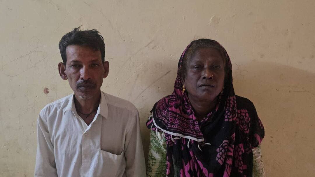 अजमेर में अवैध बांग्लादेशी नागरिकों के खिलाफ पुलिस की बड़ी कार्रवाई, दो को किया दस्तयाब, अब तक 59 पर कार्रवाई
अजमेर। जिले में अवैध रूप से रह रहे बांग्लादेशी नागरिकों की पहचान और उनके निष्कासन को लेकर अजमेर जिला पुलिस की ओर से चलाए जा रहे विशेष अभियान के तहत एक बार फिर बड़ी कार्रवाई की गई है। स्पेशल टास्क फोर्स ने अभियान की 25वीं कार्रवाई करते हुए एक महिला और एक पुरुष बांग्लादेशी नागरिक को दस्तयाब किया है। इसके साथ ही अब तक कुल 59 बांग्लादेशी नागरिकों के खिलाफ कार्रवाई की जा चुकी है।
पुलिस के अनुसार पुलिस मुख्यालय राजस्थान जयपुर एवं अजमेर रेंज के महानिरीक्षक के निर्देश पर जिले में अवैध रूप से निवास कर रहे बांग्लादेशी नागरिकों की पहचान कर उनके खिलाफ नियमानुसार कार्रवाई की जा रही है। इसी क्रम में अतिरिक्त पुलिस अधीक्षक शहर एवं मुख्यालय अजमेर के निर्देशन तथा वृत्ताधिकारी दरगाह के नेतृत्व में विशेष टीम का गठन किया गया।
टीम ने मुखबिर सूचना, तकनीकी संसाधनों और विभिन्न स्थानों पर तलाश के आधार पर दरगाह बाजार, जालियान कब्रिस्तान, अन्दरकोट, नई सड़क, तारागढ़ की पहाड़ी, सिलावट मोहल्ला, बड़े पीर का चिल्ला, लंगर खाना गली, चश्मा-ए-नूर, तारागढ़, त्रिपोलिया गेट सहित अन्य संभावित क्षेत्रों में दबिश दी।
इस दौरान पुलिस ने हलीमा खातून पत्नी सोयेब अली तालुगदार, निवासी बांग्लादेश तथा ख्वीदुल इस्लाम पुत्र स्व. हसमत, निवासी पश्चिम बंगाल को दस्तयाब किया। पुलिस पूछताछ में दोनों के बांग्लादेशी नागरिक होने की जानकारी सामने आई।
पुलिस के मुताबिक दोनों पश्चिम बंगाल के रास्ते अवैध रूप से भारत में प्रवेश कर अजमेर आए थे और दरगाह क्षेत्र में रह रहे थे। दोनों से अवैध बांग्लादेशी घुसपैठ से संबंधित जानकारी जुटाकर आगे की नियमानुसार कार्रवाई की जा रही है।
Ajmer Police Rajasthan