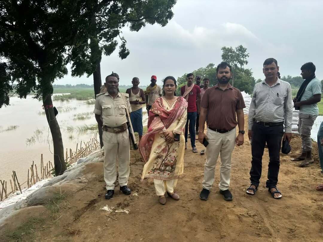 🌊 फल्गु नदी के तटवर्ती क्षेत्रों में सुरक्षा तैयारियों का निरीक्षण; संवेदनशील स्थलों पर सतत निगरानी के निर्देश
जिला पदाधिकारी, जहानाबाद श्रीमती छिरिङ वाई भूटिया के निर्देशानुसार घोषी अंचल अंतर्गत फल्गु नदी के किनारे स्थित नंदना एवं भरथू गांवों में बीडीओ, सीओ एवं जेई द्वारा संयुक्त स्थलीय निरीक्षण किया गया।
निरीक्षण के मुख्य बिंदु:-
✅ रेनकट/स्लोप क्षरण की मरम्मती पूर्ण
✅ नंदना, भरथू एवं डमुआहा के समीप कटाव निरोधक कार्यों का सुदृढ़ीकरण पूर्ण
✅ संवेदनशील स्थलों पर पर्याप्त संख्या में बालू भरे बोरे उपलब्ध
✅ सभी संवेदनशील स्थलों पर सतत निगरानी एवं आवश्यकतानुसार त्वरित कार्रवाई के निर्देश
जिला प्रशासन द्वारा तटवर्ती एवं संवेदनशील क्षेत्रों की लगातार निगरानी की जा रही है।
#जिला_प्रशासन #सतर्कता #जहानाबाद #विकसितभारत_समृद्धबिहार_आदर्शजहानाबाद