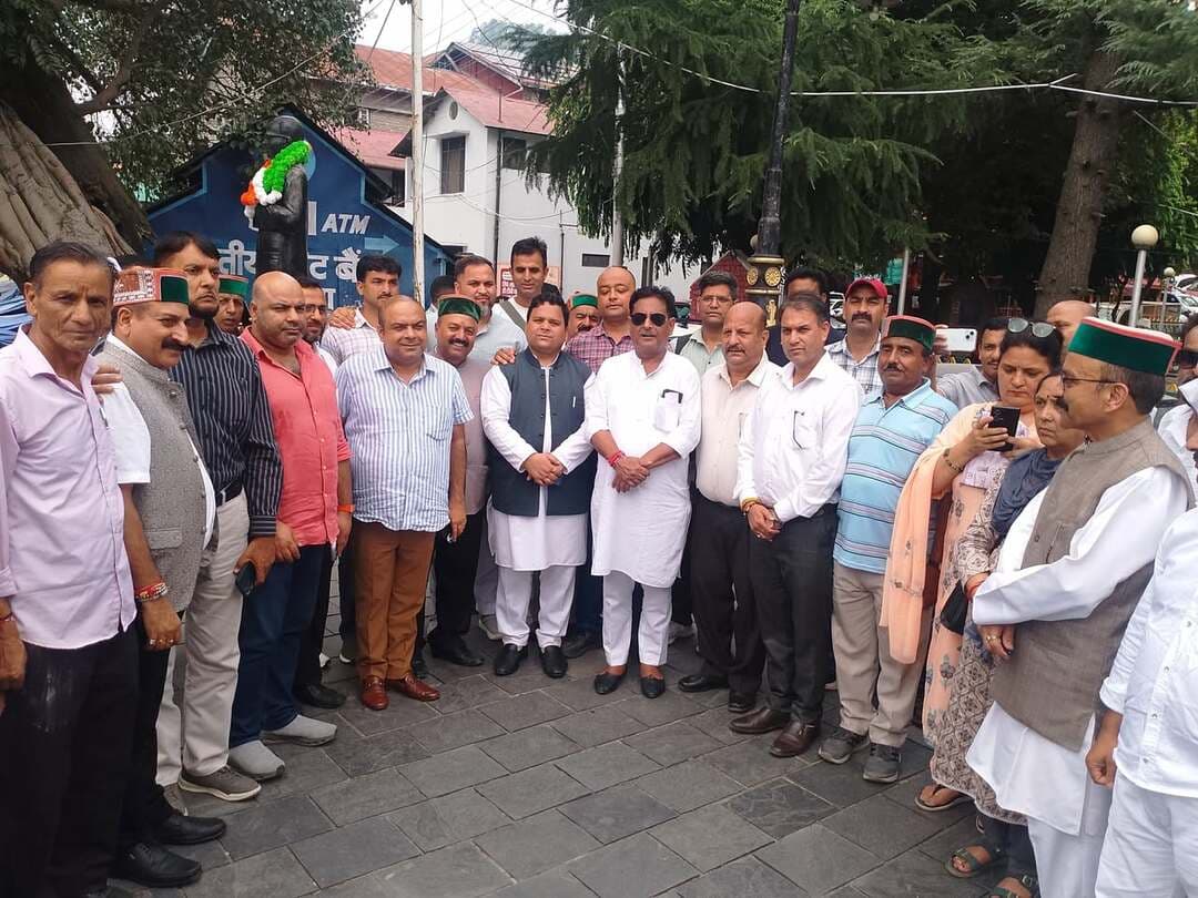 आज चंबा में कांग्रेस पार्टी के पदाधिकारीयों ने विपक्ष के नेता राहुल गांधी पर की गई FIR के खिलाफ विरोध प्रदर्शन किया