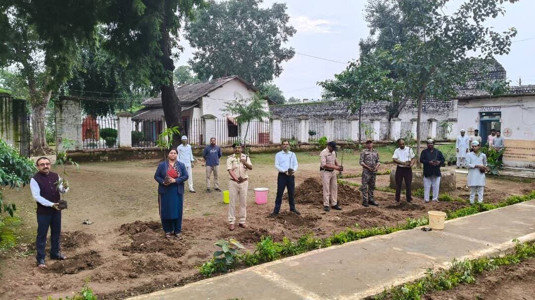 खाद्य सुरक्षा प्रशासन विभाग द्वारा शहर स्थित दूध डेयरी, फुटकर दूध विक्रेता एवं पनीर विक्रय केंद्रों का किया गया औचक निरीक्षण
===
पनीर के लिए गए नमूनें,सांची दुग्ध संघ के सहयोग से मिल्क टेस्ट किट से परखी गई दूध एवं दुग्ध पदार्थों की ऑन द स्पॉट गुणवत्ता
===
कलेक्टर प्रताप नारायण यादव के द्वारा दिए गए निर्देशों के तहत खाद्य सुरक्षा एवं मानक अधिनियम 2006 के अंतर्गत खाद्य सुरक्षा अधिकारी माधवी बुधौलिया द्वारा दूध डेयरी,फुटकर दूध विक्रेता एवं पनीर विक्रय केंद्रों का निरीक्षण किया गया। कार्यवाही में सांची दुग्ध संघ दमोह के प्रबंधक दिनेश मांझी के सहयोग से मिल्क टेस्ट किट के माध्यम से दूध एवं दुग्ध पदार्थों की गुणवत्ता की जांच की गई।
दमोह शहर में जबलपुर नाका स्थित श्री कृष्णा दुग्ध धारा दूध डेयरी,मोरगंज पुरानी गल्ला मंडी स्थित विद्यासागर एग्रो इंडस्ट्रीज प्राइवेट लिमिटेड, कचौरा शॉपिंग सेंटर स्थित दीपक पटेल दूध डेयरी,प्राइवेट बस स्टैंड स्थित बालाजी दूध डेयरी एवं मुकेश नायक कॉलोनी स्थित सार्थक डेयरी का निरीक्षण किया गया। निरीक्षण में परिसर में संग्रहित पनीर के नमूनें जांच हेतु लिए गए। इसी तरह दमोह शहर में एक दर्जन से अधिक फुटकर दूध विक्रेताओं/फेरी वाले दूध विक्रेता के द्वारा बेचे जा रहे दूध की गुणवत्ता की जांच मिल्क टेस्ट किट के द्वारा की गई। इन नमूनों को जांच हेतु राज्य खाद्य परीक्षण प्रयोगशाला भेजा गया। जांच रिपोर्ट प्राप्त होने पर वैधानिक कार्यवाही की जाएगी।