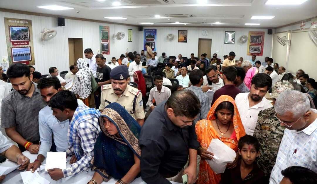जनसुनवाई में 217 आवेदकों की सुनी समस्याएं
===
मौके पर निराकरण के दिए निर्देश
===
कलेक्टर प्रताप नारायण यादव ने आज जनसुनवाई में 217 आवेदकों की समस्याएं सुनीं। उन्होंने प्रत्येक आवेदक से व्यक्तिगत रूप से संवाद कर उसकी समस्या की जानकारी ली तथा संबंधित विभाग के अधिकारियों को मौके पर बुलाकर नियमानुसार त्वरित कार्रवाई के निर्देश दिए। अधिकांश आवेदनों का निराकरण तत्काल मौके पर ही करने का प्रयास किया गया।
जनसुनवाई में दिव्यांगजन भी अपनी समस्याएं लेकर पहुंचे। जिन आवेदकों के पास दिव्यांगता प्रमाण-पत्र नहीं था, उन्हें एम्बुलेंस के माध्यम से मेडिकल बोर्ड के समक्ष भेजा गया। कलेक्टर ने कहा कि संबंधित दिव्यांगजनों के प्रमाण-पत्र तैयार कर उन्हें उपलब्ध कराने की कार्रवाई की जा रही है।
इसी प्रकार कई वृद्धजन एवं दिव्यांगजन ऐसे पहुंचे, जिनकी पेंशन पिछले कुछ महीनों से बंद थी अथवा उनके खाते में नहीं आ रही थी। कलेक्टर के निर्देश पर सामाजिक न्याय विभाग द्वारा तत्काल पेंशन की स्थिति की जांच की गई। जिन हितग्राहियों की पेंशन खाते में पहुंच चुकी थी, उन्हें इसकी जानकारी दी गई। वहीं जिन हितग्राहियों का ई-केवाईसी नहीं हुआ था, उनका ई-केवाईसी कराकर पेंशन पुनः चालू कराने की कार्रवाई के निर्देश दिए गए।
अनाथ 17 वर्षीय बालक को मिलेगी ₹4 हजार प्रतिमाह सहायता
कलेक्टर श्री यादव कहा कि जनसुनवाई में एक 17 वर्षीय बालक अपनी समस्या लेकर आया, जिसके माता-पिता नहीं हैं। बालक महिला एवं बाल विकास विभाग की योजना के तहत ₹4 हजार प्रतिमाह की सहायता के लिए पात्र है, लेकिन किसी कारणवश उसे योजना का लाभ नहीं मिल पा रहा था। उन्होने संबंधित अधिकारियों को आवश्यक औपचारिकताएं पूर्ण कर तत्काल सहायता प्रारंभ कराने के निर्देश दिए। उन्होंने कहा यदि बालक द्वारा पूर्व में आवेदन किया गया था और संबंधित अधिकारियों ने नियमानुसार कार्रवाई नहीं की, तो आवेदन की जानकारी प्राप्त कर जिम्मेदार अधिकारियों के विरुद्ध कार्रवाई की जाएगी।
भूमि संबंधी शिकायत पर मृत्यु प्रमाण-पत्र की जांच के निर्देश
जनसुनवाई में एक वृद्ध महिला ने शिकायत की कि मृत्यु प्रमाण-पत्र के आधार पर अन्य लोग उसकी जमीन हड़पने का प्रयास कर रहे हैं। महिला ने बताया कि प्रमाण-पत्र जिला अस्पताल से जारी किया गया है। मामले को गंभीरता से लेते हुए कलेक्टर ने मुख्य चिकित्सा एवं स्वास्थ्य अधिकारी को मृत्यु प्रमाण-पत्र की जांच करने के निर्देश दिए। उन्होंने कहा यदि प्रमाण-पत्र गलत तरीके से जारी हुआ है, तो उसे निरस्त करने की कार्रवाई की जाए। यदि प्रमाण-पत्र जिला अस्पताल से जारी नहीं हुआ है, तो यह पता लगाया जाए कि इसे किस व्यक्ति द्वारा जारी किया गया तथा संबंधित के विरुद्ध पुलिस कार्रवाई के लिए आवश्यक पत्र जारी किया जाए, ताकि महिला की भूमि सुरक्षित रह सके और उसे न्याय मिल सके।
कलेक्टर श्री यादव ने कहा कि जनसुनवाई में विभिन्न प्रकार की समस्याएं लेकर आमजन पहुंच रहे हैं। तहसील से संबंधित प्रकरणों में तहसीलदार से तत्काल जानकारी लेकर यह सुनिश्चित किया जा रहा है कि कार्य किस कारण से लंबित है। यदि प्रकरण नियमानुसार निराकरण योग्य है, तो संबंधित आवेदक को जानकारी देने के साथ आवश्यक कार्रवाई तत्काल कराने का प्रयास किया जा रहा है। उन्होंने अधिकारियों को निर्देशित किया कि आमजन की समस्याओं का संवेदनशीलता के साथ निराकरण करें और पात्र व्यक्तियों को योजनाओं के लाभ से वंचित न रहने दें।
#damoh #CMMadhyaPradesh #Damoh