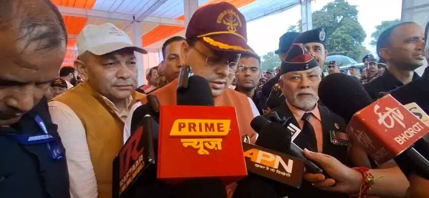 भारत-नेपाल अंतर्राष्ट्रीय सीमा बनबसा में मुख्यमंत्री पुष्कर सिंह धामी ने सैनिक स्मारक एवं झंडा पार्क का विधिवत पूजा-अर्चना के साथ लोकार्पण किया।
इस दौरान मुख्यमंत्री ने शहीद स्मारक पर पुष्पचक्र अर्पित कर वीर शहीदों को श्रद्धांजलि दी। एसएसबी जवानों द्वारा बिगुल वादन के बीच मा. मुख्यमंत्री सहित उपस्थित लोगों ने दो मिनट का मौन धारण कर शहीदों को नमन किया।
नेपाल-भारत सीमा के प्रमुख सीमांत क्षेत्र में नवनिर्मित शहीद स्मारक का लोकार्पण एवं विशाल राष्ट्रध्वज तिरंगा फहराया गया। इस अवसर पर मुख्यमंत्री पुष्कर सिंह धामी ने इसे अत्यंत गौरव और सम्मान का क्षण बताया।