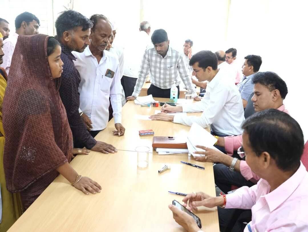 सम्मानजनक माहौल में कलेक्टर ने सुनीं आमजन की समस्याएं, 306 आवेदकों की जनसुनवाई
मुरैना। जिला मुख्यालय पर मंगलवार को आयोजित जनसुनवाई में कलेक्टर लोकेश कुमार जांगिड़ ने आमजन की समस्याएं गंभीरता और संवेदनशीलता के साथ सुनीं। उन्होंने आवेदकों को सम्मानपूर्वक बैठाकर उनकी समस्याएं जानीं और संबंधित अधिकारियों को नियमानुसार त्वरित कार्रवाई के निर्देश दिए।
जनसुनवाई में जिलेभर से 306 आवेदक अपनी समस्याएं लेकर पहुंचे। इनमें से 46 प्रकरण टीएल में दर्ज किए गए, जिनकी समीक्षा साप्ताहिक टीएल बैठक में की जाएगी।
जनसुनवाई में राजस्व, आवास, पेंशन, बिजली, शिक्षा, स्वास्थ्य और सार्वजनिक वितरण प्रणाली समेत विभिन्न विभागों से जुड़े आवेदन प्राप्त हुए। कलेक्टर ने अधिकारियों को निर्देश दिए कि पात्र प्रकरणों का प्राथमिकता से परीक्षण कर जल्द निराकरण किया जाए और आवेदकों को कार्रवाई की जानकारी भी समय पर दी जाए।
कलेक्टर ने कहा कि आमजन की समस्याओं का प्रभावी समाधान प्रशासन की सर्वोच्च प्राथमिकताओं में शामिल है। शिकायतों का केवल औपचारिक निराकरण न हो, बल्कि गुणवत्तापूर्ण और संतोषजनक समाधान सुनिश्चित किया जाए, ताकि लोगों को समय पर राहत मिल सके।
जनसुनवाई में जिला पंचायत सीईओ कमलेश कुमार भार्गव, अपर कलेक्टर अश्वनी कुमार रावत, संयुक्त कलेक्टर आर.के. सिन्हा, एसडीएम मुरैना रामनिवास सिकरवार सहित जिला अधिकारी और तहसीलदार मौजूद रहे।
#मुरैना #morena