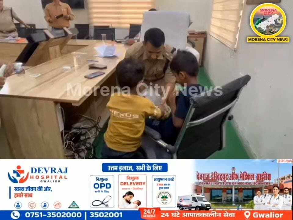 मुरैना में दहेज प्रताड़ना का मामला, दो बच्चों संग SP के पास पहुंची महिला
मुरैना: अंबाह के थरा गांव में घरेलू हिंसा और दहेज प्रताड़ना का मामला सामने आया है। शिवानी शर्मा अपने दो मासूम बच्चों के साथ एसपी कार्यालय पहुंचीं और पति, सास व ननद पर दहेज की मांग को लेकर मारपीट के आरोप लगाए। महिला ने एसपी को शरीर पर चोटों के निशान भी दिखाए। पीड़िता का आरोप है कि 16 अगस्त को मारपीट कर उसे बच्चों समेत घर से निकाल दिया गया। शिकायत के बाद एसपी ने संबंधित थाना प्रभारी को कार्रवाई के निर्देश दिए हैं।
#मुरैना #अंबाह #morena #पुलिस