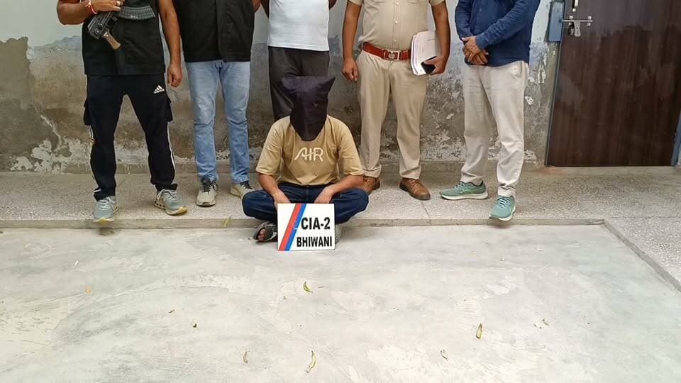 सीआईए स्टाफ-2 भिवानी की टीम ने संगठित गिरोह के सदस्य को पालुवास भिवानी से गिरफ्तार करने में सफलता हासिल की
*आरोपी द्वारा जिले के व्यापारियों को चिन्हित कर विदेश में बैठे अपराधियों तक उनके मोबाइल नंबर पहुंचाए जाते थे, जिसके बाद व्यापारियों से फिरौती की मांग की जाती थी।*
*आरोपी को पेश माननीय न्यायालय में कर 05 दिन के पुलिस रिमांड पर हासिल किया गया।*
पुलिस अधीक्षक भिवानी श्री सुमित कुमार आईपीएस के निर्देशन में जिला पुलिस द्वारा संगठित गिरोह बनाकर संगठित एवं संगीन आपराधिक वारदातों को अंजाम देने वाले अपराधियों के विरुद्ध प्रभावी कार्रवाई की जा रही है। पुलिस अधीक्षक द्वारा जिले की सीआईए टीमों को ऐसे आपराधिक गिरोहों एवं उनके सदस्यों को चिन्हित कर उनकी गिरफ्तारी सुनिश्चित करने तथा उनके विरुद्ध कड़ी कानूनी कार्रवाई अमल में लाने के विशेष निर्देश दिए गए हैं। इन्हीं निर्देशों के तहत सीआईए स्टाफ-2 भिवानी की टीम ने संगठित गिरोह से जुड़े दो आरोपियों को गिरफ्तार कर महत्वपूर्ण सफलता हासिल की है।
दिनांक 31.08.2026 को सीआईए स्टाफ-2 भिवानी के उप निरीक्षक प्रदीप अपनी पुलिस टीम के साथ गश्त एवं पड़ताल ड्यूटी भिवानी मौजूद थे। इसी दौरान पुलिस टीम को विश्वसनीय सूत्रों से सूचना प्राप्त हुई कि पालुवास मोड़, भिवानी पर एक व्यक्ति खड़ा है, जो संगठित आपराधिक वारदातों को अंजाम देने वाले गिरोह का सदस्य है। सूचना के महत्व को देखते हुए पुलिस टीम द्वारा तुरंत बताए गए स्थान पर दबिश देकर उक्त व्यक्ति को काबू किया गया।
✍️ *गिरफ्तार किए गए आरोपी की पहचान निशांत पुत्र नरेंद्र निवासी कितलाना, जिला भिवानी के रूप में हुई है।*
आरोपी द्वारा विदेश में बैठे भगोड़े अपराधियों को जिले के व्यापारियों की जानकारी उपलब्ध कराई जाती थी तथा उनके कहने पर व्यापारियों को डराने-धमकाने एवं फायरिंग जैसी वारदातों को अंजाम देने की भूमिका निभाई जाती थी। रिमांड अवधि के दौरान पुलिस द्वारा आरोपी से अपराध से संबंधित गहनता से पूछताछ की जाएगी।
इससे पूर्व अभियोग में आरोपी अमित व प्रितम को गिरफ्तार किया गया था।
*पुलिस अधीक्षक भिवानी श्री सुमित कुमार ने जिला पुलिस एवं अपराध शाखा प्रभारियों को स्पष्ट निर्देश दिए हैं कि जिले में किसी भी प्रकार के संगठित गिरोह बनाकर आपराधिक वारदातों को अंजाम देने वाले अपराधियों को किसी भी सूरत में बख्शा नहीं जाएगा। ऐसे अपराधियों एवं गिरोह के सदस्यों के विरुद्ध कठोर एवं प्रभावी कानूनी कार्रवाई अमल में लाते हुए उन्हें गिरफ्तार कर जेल भेजने का कार्य किया जाएगा। संगठित अपराध पर प्रभावी अंकुश लगाने के लिए जिला पुलिस द्वारा ऐसे गिरोहों की गतिविधियों पर लगातार निगरानी रखी जा रही है तथा अपराधियों के विरुद्ध कार्रवाई आगे भी निरंतर जारी रहेगी।*
पुलिस प्रवक्ता, भिवानी।।