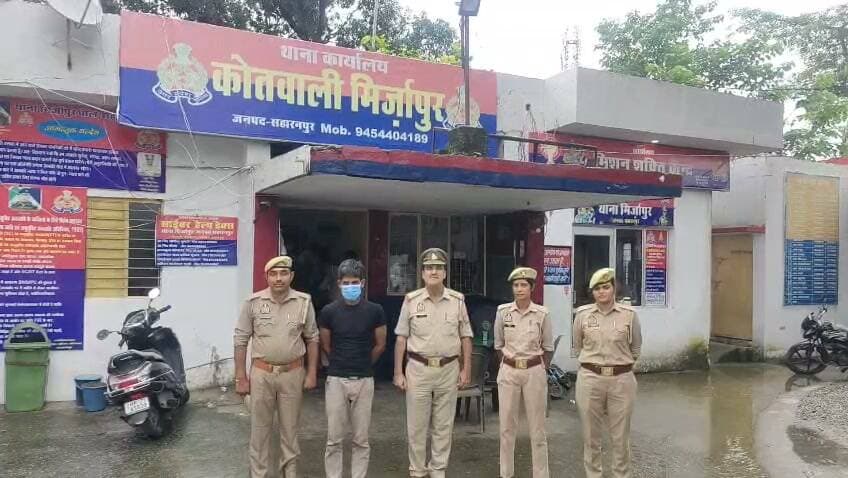 *दि सहारनपुर वॉइस / न्यूज़ 7*
*सच्चाई के साथ हरदम*
*👉🏾👉🏾मिर्जापुर पुलिस की एंटी रोमियो टीम का एक्शन, महिलाओं पर अश्लील टिप्पणी करने वाला युवक गिरफ्तार!!*
*👉🏾👉🏾नवागत थाना प्रभारी विनोद कुमार के नेतृत्व में कार्रवाई, मनचलों पर पुलिस की पैनी नजर—महिला सुरक्षा को लेकर पुलिस का सख्त संदेश!!*
*मिर्जापुर/सहारनपुर*
_मिशन शक्ति फेज 5.0 के तहत महिलाओं एवं बालिकाओं की सुरक्षा को लेकर मिर्जापुर पुलिस लगातार सक्रिय नजर आ रही है। वरिष्ठ पुलिस अधीक्षक सहारनपुर के निर्देशन में चलाए जा रहे चेकिंग एवं जागरूकता अभियान के क्रम में थाना मिर्जापुर की एंटी रोमियो टीम ने अश्लील टिप्पणी करने के आरोप में एक युवक को गिरफ्तार किया है।पुलिस के अनुसार, एंटी रोमियो टीम द्वारा चेकिंग अभियान चलाया जा रहा था। इसी दौरान ग्राम रजापुर नौगांवा के पास पानी की टंकी व टैम्पू स्टैंड के समीप सड़क से आने-जाने वाली महिलाओं एवं बालिकाओं पर कथित रूप से अश्लील टिप्पणी करने वाले युवक जावेद पुत्र खुर्शीद, निवासी ग्राम बेगपुर नौगांवा, थाना मिर्जापुर, जनपद सहारनपुर को गिरफ्तार किया गया।पुलिस ने गिरफ्तारी के आधार पर थाना मिर्जापुर में मु0अ0सं0 271/26, धारा 296 बीएनएस के तहत मुकदमा दर्ज किया है। आरोपी के विरुद्ध आवश्यक विधिक कार्रवाई करते हुए उसे समय से माननीय न्यायालय के समक्ष पेश किया जा रहा है।मिर्जापुर पुलिस की इस कार्रवाई से स्पष्ट है कि सार्वजनिक स्थानों पर महिलाओं एवं बालिकाओं के साथ अभद्रता अथवा अश्लील टिप्पणी करने वालों के खिलाफ पुलिस सख्त कार्रवाई के मूड में है।थाना प्रभारी विनोद कुमार के नेतृत्व में लगातार की जा रही चेकिंग से मनचलों में पुलिस का खौफ और आमजन में सुरक्षा का भरोसा बढ़ता दिखाई दे रहा है।स्थानीय स्तर पर पुलिस की इस कार्रवाई की सराहना की जा रही है। पुलिस प्रशासन का यह अभियान महिलाओं और बालिकाओं को सुरक्षित वातावरण उपलब्ध कराने की दिशा में एक महत्वपूर्ण कदम माना जा रहा है!!_