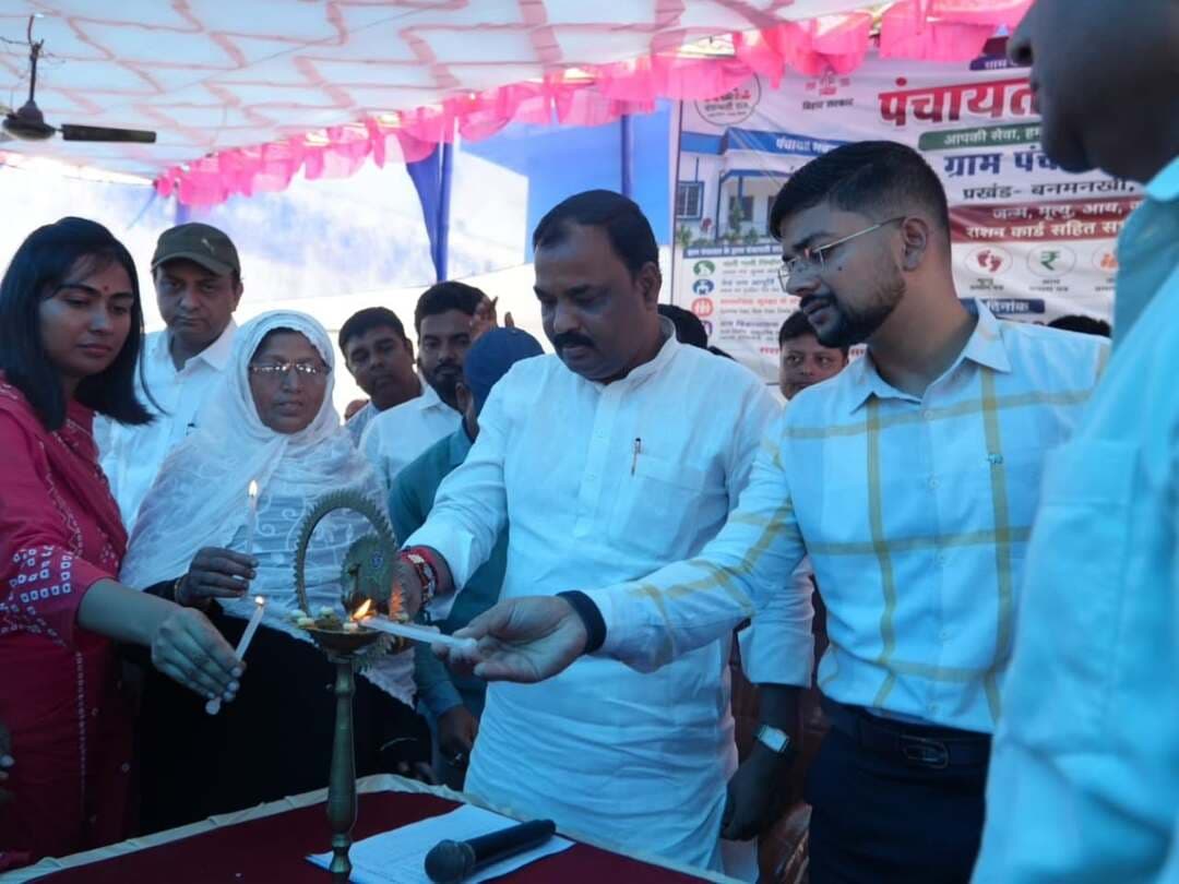 समाहरणालय पूर्णिया,
जनसंपर्क कार्यालय,
प्रेस विज्ञप्ति:-1253,
दिनांक 01 सितम्बर 2026,
==================
जिला प्रशासन पूर्णिया द्वारा सहयोग शिविरों का आयोजन: जिलाधिकारी ने बनमनखी के महाराजगंज-01 एवं वार्ड 25 में लिया जायजा।
जिला प्रशासन पूर्णिया द्वारा निर्धारित कार्यक्रम के तहत सितंबर माह के प्रथम मंगलवार को जिले की 26 पंचायतों एवं आठ नगरीय क्षेत्रों में "सहयोग शिविर" का सफल आयोजन किया गया।
इस अवसर पर जिलाधिकारी श्री अंशुल कुमार (भा.प्र.से.) तथा स्थानीय विधायक मा०श्री कृष्ण कुमार ऋषि
द्वारा बनमनखी प्रखंड की महाराजगंज-01 पंचायत स्थित पंचायत सरकार भवन
में आयोजित शिविर का दीप प्रज्वलित विधिवत् शुभारंभ किया गया।
जिला पदाधिकारी महोदय द्वारा बनमनखी नगर परिषद के वार्ड संख्या 25 में आयोजित नगर सहयोग शिविर का भी जायजा लिया गया।
इस मौके पर सहायक समाहर्ता कुमुद मिश्रा, अनुमंडल पदाधिकारी (बनमनखी) श्री प्रमोद कुमार सहित सभी संबंधित विभागीय अधिकारी उपस्थित थे।
जनसमस्याओं का एक माह में निष्पादन:---- जिलाधिकारी श्री अंशुल कुमार द्वारा नागरिकों को संबोधित करते हुए कहा गया कि शिविर में प्राप्त सभी आवेदनों एवं शिकायतों का निराकरण संबंधित अधिकारियों एवं कर्मियों द्वारा एक माह के भीतर अनिवार्य रूप से किया जाएगा। समय सीमा के अंदर समाधान न होने पर दोषी अधिकारियों एवं कर्मियों के विरुद्ध विभागीय कार्रवाई की जाएगी। जिला पदाधिकारी महोदय द्वारा विद्यार्थी सहयोग शिविर एवं श्री गुरु रविदास विकास शिविर पर भी प्रकाश डाला गया।
* विद्यार्थी सहयोग शिविर:- छात्रों की पठन-पाठन और विद्यालय से जुड़ी समस्याओं के त्वरित समाधान हेतु प्रत्येक माह के चतुर्थ मंगलवार को "विद्यार्थी सहयोग शिविर" का आयोजन किया जाएगा। जहां विद्यार्थी अपनी शिकायतें एवं समस्याएं से संबंधित आवेदन दें सकते हैं।
श्री गुरु रविदास विकास शिविर:- अनुसूचित जाति एवं महादलित टोलों की समस्याओं के निपटारे के लिए प्रत्येक गुरुवार को "श्री गुरु रविदास विकास शिविर" आयोजित हो रहे हैं, जहां ग्रामीण अपनी शिकायतें दर्ज करा सकते हैं।
निरीक्षण के दौरान जिलाधिकारी महोदय द्वारा योग्य लाभुकों के बीच जाति, आवासीय, जन्म प्रमाण पत्र सहित अन्य महत्वपूर्ण सरकारी प्रमाणपत्रों का ऑन-द-स्पॉट वितरण किया गया।
विभिन्न विभागों द्वारा लगाए गए स्टॉलों पर बड़ी संख्या में स्थानीय ग्रामीणों, जनप्रतिनिधियों एवं आवेदकों ने भाग लिया और अपनी समस्याओं से संबंधित आवेदन सौंपे।