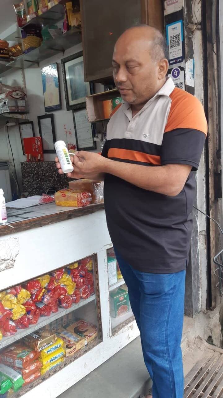 दूध में मिलावट की जांच के लिए खाद्य विभाग ने रैपिड किट से की जांच
मंगल डेयरी के बिना लाइसेंस संचालित वर्कशॉप को कराया बंद, केक हब को नोटिस
खाद्य सुरक्षा प्रशासन भोपाल के निर्देशों के बाद बालाघाट में खाद्य सुरक्षा प्रशासन द्वारा दूध में मिलावट की प्रारंभिक जांच के लिए रैपिड टेस्टिंग किट का उपयोग शुरू किया गया है। इस किट के माध्यम से दूध में सुक्रोज, ग्लूकोस, स्टार्च, साल्ट, माल्टोडेक्सट्रिन सहित अन्य पदार्थों की मिलावट की प्रारंभिक जांच आसानी से की जा सकती है।
इसी क्रम में खाद्य सुरक्षा विभाग की टीम ने सांची मिल्क प्लांट, अरिहंत दूध डेयरी, दमाहे दूध डेयरी एवं गुड़िया दूध डेयरी का निरीक्षण किया। इस दौरान दूध के नमूनों की रैपिड किट के माध्यम से प्रारंभिक जांच की गई। जांच में दूध में उपरोक्त पदार्थों की मिलावट नहीं पाई गई। विभाग द्वारा आमजन को मिलावट के प्रति जागरूक एवं सचेत करने के उद्देश्य से भी रैपिड किट के माध्यम से जांच की जा रही है।
मंगल डेयरी की वर्कशॉप में मिली अनियमितता
दुर्गा चौक बालाघाट स्थित मंगल डेयरी की जांच के दौरान पाया गया कि रिटेल लाइसेंस के तहत संचालित प्रतिष्ठान के समीप स्थित वर्कशॉप में दूध एवं दुग्ध पदार्थों का निर्माण किया जा रहा था। खाद्य सुरक्षा विभाग की टीम ने यहां छापामार कार्रवाई करते हुए दूध, दही, खोवा एवं पनीर के नमूने जांच के लिए लिए। वर्कशॉप का खाद्य लाइसेंस नहीं होने पर उसका खाद्य कारोबार तत्काल बंद कराया गया तथा बिना लाइसेंस खाद्य कारोबार संचालित करने का प्रकरण दर्ज किया गया।
केक हब में अस्वच्छता मिलने पर नोटिस
सीएम हेल्पलाइन पर प्राप्त शिकायत की जांच के दौरान खाद्य सुरक्षा विभाग ने केक हब का निरीक्षण किया। निर्माण स्थल की जांच में अस्वच्छता पाए जाने पर खाद्य सुरक्षा एवं मानक अधिनियम के तहत धारा 32 का नोटिस जारी किया गया। इसके अलावा केक बेस एवं बटरस्कॉच क्रश के नमूने जांच के लिए लेकर राज्य खाद्य प्रयोगशाला भेजे गए हैं। प्रयोगशाला से रिपोर्ट प्राप्त होने के बाद खाद्य सुरक्षा एवं मानक अधिनियम के तहत न्यायालयीन दंडात्मक कार्रवाई की जाएगी।
खाद्य सुरक्षा प्रशासन ने कहा है कि जिले में खाद्य पदार्थों की गुणवत्ता सुनिश्चित करने और मिलावट पर प्रभावी अंकुश लगाने के लिए जांच एवं कार्रवाई लगातार जारी रहेगी।
#बालाघाट
#CMMadhyaPradesh
#JansamparkMP
#foodsuppliesmp