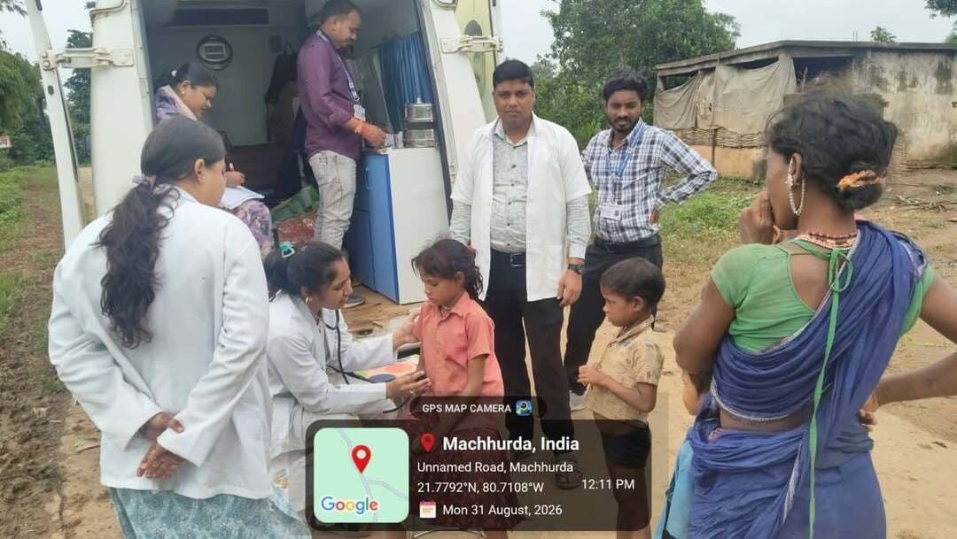 #बालाघाट
पीवीटीजी गांवों में पहुंच रही जनमन मोबाइल मेडिकल यूनिट, ग्रामीणों को मिल रही निःशुल्क स्वास्थ्य सेवाएं
जिले के विशेष रूप से कमजोर जनजातीय समूह (PVTG) बहुल एवं अति पिछड़े गांवों में स्वास्थ्य सुविधाएं पहुंचाने के उद्देश्य से जनमन मोबाइल मेडिकल यूनिट द्वारा निरंतर स्वास्थ्य सेवाएं प्रदान की जा रही हैं। मोबाइल मेडिकल यूनिट प्रतिदिन दो गांवों में पहुंचकर ग्रामीणों की स्वास्थ्य जांच एवं उपचार कर रही है।
मुख्य चिकित्सा एवं स्वास्थ्य अधिकारी डॉ. परेश उपलप ने बताया कि जनवरी 2025 में राज्य शासन द्वारा बालाघाट जिले को चार मोबाइल मेडिकल यूनिट उपलब्ध कराई गई थीं। इनका संचालन साईं राम टेक्नो प्राइवेट लिमिटेड द्वारा किया जा रहा है। वर्तमान में ये मोबाइल मेडिकल यूनिट बालाघाट, बैहर, परसवाड़ा एवं लांजी विकासखंड के अति पिछड़े एवं पीवीटीजी गांवों में नियमित रूप से अपनी सेवाएं दे रही हैं।
प्रत्येक मोबाइल मेडिकल यूनिट में छह सदस्यीय चिकित्सीय दल तैनात है। दल द्वारा गांवों में पहुंचकर मरीजों की स्वास्थ्य जांच की जाती है और आवश्यकता के अनुसार तत्काल उपचार उपलब्ध कराया जाता है। मरीजों को आवश्यक दवाइयां भी निःशुल्क वितरित की जाती हैं।
मोबाइल मेडिकल यूनिट के गांवों तक पहुंचने से दूरस्थ क्षेत्रों के ग्रामीणों को स्थानीय स्तर पर ही स्वास्थ्य सुविधाएं मिल रही हैं। इससे उन्हें सामान्य बीमारियों के उपचार के लिए दूर स्थित अस्पतालों तक जाने की आवश्यकता कम हुई है।
#CMMadhyaPradesh
#JansamparkMP
#healthminmp
