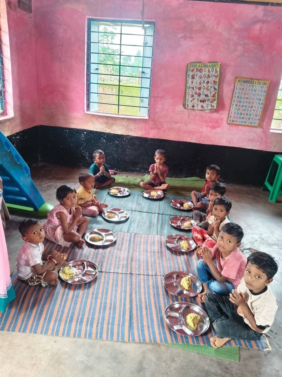#बालाघाट
बैहर- बिरसा विकासखंड के बीमारी से प्रभावित ग्रामों की आंगनबाड़ी केंद्रों में साफ-सफाई कर बच्चों को भोजन तथा महिलाओं एवं बच्चों को पोषण आहार उपलब्ध कराया गया।
#CMMadhyaPradesh
#JansamparkMP
#WelfareTribal
#mp_wcdmp