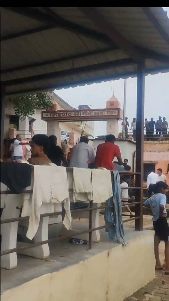 मौनी बाबा गंगा घाट पर नहाते समय दो किशोरियां डूबीं
#करंडा। थाना क्षेत्र के चोचकपुर स्थित मौनी बाबा गंगा घाट पर मंगलवार दोपहर करीब एक बजे स्नान करते समय दो किशोरियां गंगा में डूब गईं। घटना के बाद से दोनों की तलाश जारी है। नायब तहसीलदार दिनेश चंद्र श्रीवास्तव ने बताया कि बसंतपट्टी गांव निवासी स्वर्गीय मदनसेन सिंह की पुत्रियां माही सिंह (16) और महिमा सिंह (14) चोचकपुर स्थित मौनी बाबा गंगा घाट पर स्नान करने गई थीं। इस दौरान गहरे पानी होने से दोनों गंगा नदी में डूब गईं।
उन्होंने बताया कि घटना की सूचना एनडीआरएफ को दे दी गई है। दोनों किशोरियों की तलाश के लिए खोजबीन जारी है। घटना के बाद परिजनों में कोहराम मचा हुआ है।
