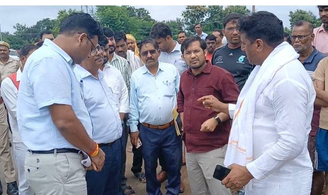 भाजपा नेता सूर्यमुनी तिवारी ने बाढ़ प्रभावित क्षेत्रों का किया निरीक्षण, पीड़ित परिवारों का जाना हाल
प्रभावितों को हर संभव सहायता दिलाने का दिया भरोसा, जिलाधिकारी चंद्रमोहन गर्ग भी रहे मौजूद
चंदौली। विधानसभा मुगलसराय अंतर्गत बबुरी थाना क्षेत्र के ग्राम नगई में बाढ़ से प्रभावित लोगों के बीच भाजपा नेता सूर्यमुनी तिवारी पहुंचे। उन्होंने बाढ़ प्रभावित क्षेत्रों का स्थलीय निरीक्षण कर हालात का जायजा लिया और ग्रामीणों से संवाद कर उनकी समस्याओं एवं आवश्यकताओं की जानकारी ली। इस दौरान जिलाधिकारी चंदौली चंद्रमोहन गर्ग भी मौजूद रहे।
निरीक्षण के दौरान सूर्यमुनी तिवारी ने बाढ़ और जलभराव से प्रभावित परिवारों की परेशानियों को गंभीरता से सुना। उन्होंने कहा कि संकट की इस घड़ी में प्रभावित परिवारों को राहत और आवश्यक सुविधाएं उपलब्ध कराना प्राथमिकता है। उन्होंने संबंधित अधिकारियों से प्रभावित लोगों की समस्याओं पर संवेदनशीलता के साथ ध्यान देते हुए राहत कार्यों में तेजी लाने का आग्रह किया।
सूर्यमुनी तिवारी ने कहा, “बाढ़ से प्रभावित प्रत्येक परिवार की पीड़ा हमारी अपनी पीड़ा है। इस कठिन समय में किसी भी परिवार को अकेला महसूस नहीं होने दिया जाएगा। प्रभावित लोगों को हर संभव सहायता दिलाने के लिए हम पूरी प्रतिबद्धता के साथ उनके साथ खड़े हैं।”
जिलाधिकारी चंद्रमोहन गर्ग ने भी प्रभावित क्षेत्र का जायजा लेते हुए ग्रामीणों की समस्याओं और मौजूदा परिस्थितियों की जानकारी ली।
सूर्यमुनी तिवारी ने ग्रामीणों का हौसला बढ़ाते हुए कहा कि जनसेवा का वास्तविक अर्थ संकट के समय जनता के बीच उपस्थित रहकर उनकी समस्याओं के समाधान के लिए प्रयास करना है। उन्होंने भरोसा दिलाया कि बाढ़ प्रभावित परिवारों की समस्याओं को संबंधित स्तर तक पहुंचाकर राहत एवं सहायता के लिए हर संभव प्रयास किया जाएगा।