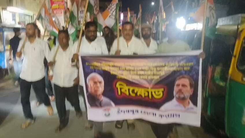 সর্বভারতীয় কংগ্রেস কমিটির সভাপতি মল্লিকা অর্জুন খার্গে উওরাখন্ডের হলদোয়ানিতে জনসভায় বক্তব্য রেখেছিলেন। বিজেপি আর এস এস ঐ স্থান টিকে শুদ্ধিকরণের নামে গঙ্গার জল ছিটিয়ে জঘন্যতম নিন্ম মানুষিকতার পরিচয় দিয়েছে। বিরোধী দলনেতা রাহুল গান্ধী সাংবাদিক সম্মেলন করে যারা এই জঘন্যতম ঘটনা সংঘটিত করেছে তাদের বিরুদ্ধে এসসি এসটি এক্ট অনুযায়ী মামলা রুজু করার দাবি জানান। কিন্তু উল্টো উওরাখন্ড সরকার রাহুল গান্ধীর বিরুদ্ধে মিথ্যা মামলা রুজু করেছে।এই মামলার প্রত্যাহারের দাবিতে উদয়পুর জেলা কংগ্রেস উদ্যোগে প্রতিবাদ সভা। উপস্থিত উদয়পুর জেলা কংগ্রেস সভাপতি টিটন পাল, প্রদেশ কংগ্রেস সাধারণ সম্পাদক মিলন কর, ওবিসি ডিপার্টমেন্টের সহ-সভাপতি প্রল্লাদ ঘোষ।
