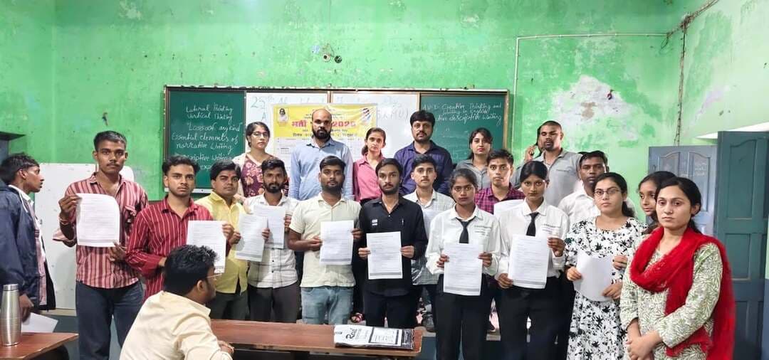 ए.एस.कॉलेज देवघर में भर्ती कैंप का आयोजन, कुल 50 छात्र -छात्राओं को मिला नियोजन पत्र।
देवघर:– ए.एस. कॉलेज, देवघर में मंगलवार, 1 सितंबर 2026 को प्लेसमेंट सेल और जिला नियोजनालय सह मॉडल कैरियर सेंटर, देवघर के संयुक्त तत्वावधान में भर्ती कैंप-2026 का आयोजन किया गया।
भर्ती कैंप में कॉलेज के 80 से अधिक छात्र-छात्राओं ने हिस्सा लिया। कैंप में नियोजनकर्ता कंपनियों क्लाइंटेला सॉल्यूशंस प्राइवेट लिमिटेड, जसीडीह और टेकरीवाल मोटर्स, देवघर ने छात्र-छात्राओं का चयन किया। चयन प्रक्रिया के बाद करीब 50 छात्र-छात्राओं को नियोजन/भर्ती पत्र वितरित किए गए।
इस अवसर पर कॉलेज के प्राचार्य डॉ. टी.पी. सिंह ने कहा कि छात्र-छात्राओं को रोजगार के बेहतर अवसर उपलब्ध कराने के लिए आने वाले महीनों में भी कॉलेज में नियमित रूप से भर्ती एवं नियोजन कैंप आयोजित किए जाएंगे।
कार्यक्रम को सफल बनाने में कॉलेज प्लेसमेंट सेल के प्रभारी डॉ. जानकी नंदन सिंह, कार्यालय प्रभारी धीरेन्द्र राय तथा जिला नियोजनालय, देवघर के प्रभारी चंदन कुमार की महत्वपूर्ण भूमिका रही। यह भर्ती कैंप युवाओं को शिक्षा के साथ रोजगार से जोड़ने की दिशा में कॉलेज की एक महत्वपूर्ण पहल के रूप में सामने आया