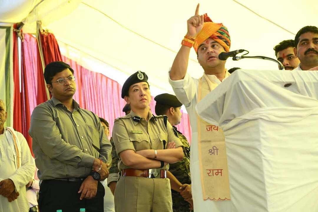 केंद्रीय संचार एवं पूर्वोत्तर क्षेत्र विकास मंत्री श्री ज्योतिरादित्य सिंधिया द्वारा कोलारस के ग्राम पाली से ₹15.35 करोड़ की लागत से बनने वाली टोंगरा से पाली-राजगढ़ रोड और ₹7.06 करोड़ की पड़ोरा चौराहा पर RCC रोड का भूमिपूजन किया गया। साथ ही ₹4.96 करोड़ की कुमरौआ से बागरोद रोड, ₹1.47 करोड़ के हाई स्कूल भवन कार्या और ₹38.00 लाख की लागत से बने खरई ग्राम पंचायत भवन का लोकार्पण संपन्न हुआ। क्षेत्र में आवागमन को सुगम बनाने और ग्रामीण सुविधाओं में अभूतपूर्व सुधार लाने वाले इन विकास कार्यों के साथ-साथ शासन की जनकल्याणकारी योजनाओं के तहत हितग्राहियों को हितलाभ भी वितरित किए गए।
#shivpuri
