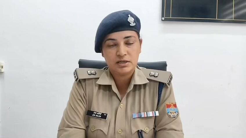 ऋषिकेश में नाबालिग से दुष्कर्म होटल मैनेजर और संचालक भी गिरफ्तार
ऋषिकेश में 16 वर्षीय नाबालिग से दुष्कर्म के मामले में देहरादून पुलिस ने त्वरित कार्रवाई करते हुए मुख्य आरोपी समेत तीन लोगों को गिरफ्तार किया है। पुलिस के मुताबिक मुख्य आरोपी को घटना की शिकायत मिलने के 24 घंटे के भीतर हरिद्वार से गिरफ्तार किया गया। मामले में होटल प्रबंधन की भूमिका सामने आने पर होटल मैनेजर और संचालक को भी गिरफ्तार किया गया है। साथ ही होटल का लाइसेंस निरस्त करने के लिए एसडीएम ऋषिकेश को रिपोर्ट भेजी गई है। पुलिस के मुताबिक 30 अगस्त को नाबालिग के परिजनों ने ऋषिकेश कोतवाली में शिकायत दर्ज कराई थी। शिकायत में आरोप लगाया गया कि 29 अगस्त को मुजफ्फरनगर निवासी 21 वर्षीय सोफियान नाबालिग को बहला- फुसl पुराने रेलवे स्टेशन के पास स्थित एक होटल में ले गया, जहां उसके साथ मारपीट और दुष्कर्म किया गया। तबीयत बिगड़ने पर परिजनों ने नाबालिग को एम्स ऋषिकेश में भर्ती कराया। मामले की गंभीरता को देखते हुए पुलिस ने तत्काल मुकदमा दर्ज कर आरोपी की गिरफ्तारी के लिए टीम गठित की। पुलिस टीम ने संभावित ठिकानों पर दबिश दी और 31 अगस्त को मुखबिर की सूचना पर मुख्य आरोपी सोफियान को हरिद्वार में सिंहद्वार फ्लाईओवर के नीचे से गिरफ्तार कर लिया। तलाशी में उसके पास से मोबाइल फोन बरामद हुआ, जिसमें घटना से संबंधित फोटो और वीडियो मिलने की बात पुलिस ने कही है। जांच में पुलिस को होटल में नाबालिग को बिना उचित पहचान और सत्यापन के ठहराने तथा जरूरी रजिस्टर में प्रविष्टि नहीं करने की जानकारी मिली। पुलिस के अनुसार घटना की जानकारी होने के बावजूद होटल प्रबंधन ने पुलिस या संबंधित सहायता एजेंसी को सूचना नहीं दी। पूछताछ में सीसीटीवी कैमरे बंद किए जाने के तथ्य भी सामने आए। इसके बाद होटल मैनेजर वैभव गुप्ता और संचालक राहुल अग्रवाल को गिरफ्तार किया गया। मामले में पॉक्सो एक्ट और बीएनएस की अतिरिक्त धाराएं जोड़ी गई हैं। पुलिस ने तीनों आरोपियों को गिरफ्तार कर आगे की कार्रवाई शुरू कर दी है। वहीं संबंधित होटल का लाइसेंस निरस्त करने के लिए सराय एक्ट के तहत उप जिलाधिकारी ऋषिकेश को रिपोर्ट भेजी गई है। मामले की विवेचना जारी है।