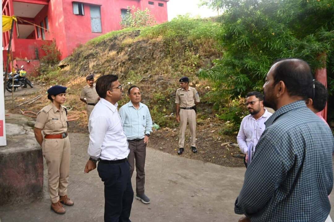 मध्यप्रदेश शासन के संस्कृति विभाग एवं श्रीकृष्ण पाथेय न्यास द्वारा जिला प्रशासन के सहयोग से अमझेरा में 3 एवं 4 सितंबर 2026 को सायं 7 बजे से थाना परिसर के पीछे भव्य ‘श्रीकृष्ण पर्व’ का आयोजन किया जा रहा है। कार्यक्रम के सफल संचालन और तैयारियों का जायजा लेने के लिए कलेक्टर श्री राजीव रंजन मीना ने आज आयोजन स्थल का निरीक्षण किया तथा संबंधित अधिकारियों को आवश्यक दिशा-निर्देश दिए। इस दौरान पुलिस अधीक्षक श्री सचिन शर्मा सहित संबंधित अधिकारी उपस्थित रहे।
ऐतिहासिक एवं पौराणिक नगरी अमझेरा को भगवान श्रीकृष्ण और रुक्मिणी वरण से जुड़े प्रसंगों की साक्षी माना जाता है। संस्कृति संचालनालय के अनुसार, इस आयोजन का मुख्य उद्देश्य प्रदेश की सांस्कृतिक विरासत को जन-जन तक पहुंचाना है। दो दिवसीय इस आयोजन में प्रवेश पूरी तरह नि:शुल्क रहेगा।
*कार्यक्रम की मुख्य रूपरेखा*
*3 सितंबर 2026 (प्रथम दिवस):*
कार्यक्रम की शुरुआत श्री हर्षित शर्मा एवं साथी (भोपाल) द्वारा ‘श्रीकृष्ण लीला’ पर आधारित नृत्य नाटिका से होगी। इसके पश्चात उज्जैन के सुविख्यात गायक शर्मा बंधु एवं साथी द्वारा मनमोहक भक्ति गायन प्रस्तुत किया जाएगा।
*4 सितंबर 2026 (द्वितीय दिवस):*
दूसरे दिन सुश्री दुर्गा मिश्रा एवं साथी (भोपाल) द्वारा ‘रुक्मिणी वरण एवं विवाह’ प्रसंग पर केंद्रित नृत्य नाटिका प्रस्तुत की जाएगी। संध्या के अंतिम चरण में सुश्री आकृति सोनी एवं साथी (इंदौर) द्वारा भक्ति संगीत की प्रस्तुतियां दी जाएंगी।
जिला प्रशासन ने क्षेत्र के सभी नागरिकों, कला प्रेमियों और धर्मप्रेमियों से अधिक से अधिक संख्या में उपस्थित होकर इस सांस्कृतिक एवं आध्यात्मिक आयोजन का लाभ उठाने की अपील की है।
Jansampark Madhya Pradesh