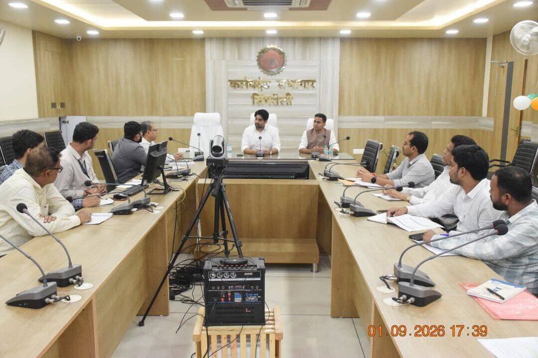 कलेक्टर की अध्यक्षता में माइनिंग क्लोजर कमेटी की बैठक आयोजित
पर्यावरण सुरक्षा के साथ अनुपयोगी खदानों को व्यवस्थित रूप से बंद करने एवं आजीविका गतिविधियों को बढ़ावा देने के निर्देश
सिंगरौली: कलेक्टर श्री गौरव बैनल की अध्यक्षता में आज कलेक्ट्रेट सभागार में माइनिंग क्लोजर कमेटी की बैठक आयोजित की गई। बैठक में जिले में संचालित एवं अनुपयोगी खदानों को व्यवस्थित रूप से बंद करने, पर्यावरणीय सुरक्षा सुनिश्चित करने तथा खनन कार्य समाप्त होने के बाद संबंधित क्षेत्रों के पुनर्स्थापन एवं पुनर्विकास से जुड़े कार्यों की विस्तार से समीक्षा की गई।
कलेक्टर ने निर्देश दिए कि खनन कार्य पूर्ण होने के पश्चात अनुपयोगी खदानों को निर्धारित मापदंडों एवं पर्यावरणीय मानकों के अनुरूप व्यवस्थित तरीके से बंद किया जाए। उन्होंने कहा कि खदानों को बंद करने की प्रक्रिया में पर्यावरण सुरक्षा को सर्वोच्च प्राथमिकता देते हुए आवश्यक सुरक्षात्मक एवं पुनर्स्थापना कार्य सुनिश्चित किए जाएं।
उन्होंने अनुपयोगी एवं बंद की जा रही खदानों में संभावनानुसार फ्लाई ऐश से सुरक्षित भराव की कार्यवाही करने के निर्देश दिए। सुरक्षित भराव के पश्चात संबंधित क्षेत्रों में प्लांटेशन एवं हरित क्षेत्र विकसित करने के लिए कार्ययोजना तैयार कर उसका प्रभावी क्रियान्वयन सुनिश्चित करने को कहा। उन्होंने कहा कि इस प्रकार अनुपयोगी खनन क्षेत्रों को भविष्य में उपयोगी एवं पर्यावरण के अनुकूल क्षेत्रों के रूप में विकसित किया जा सकेगा।
कलेक्टर ने कहा कि माइनिंग क्लोजर कमेटी फंड का उपयोग क्षेत्र के समग्र विकास एवं स्थानीय लोगों की आजीविका को बढ़ावा देने वाली गतिविधियों के लिए प्रभावी ढंग से किया जाए। उन्होंने ऐसे कार्यों को प्राथमिकता देने के निर्देश दिए, जिनसे खनन गतिविधियों के समाप्त होने के बाद स्थानीय समुदाय के लिए रोजगार एवं स्वरोजगार के अवसर विकसित हो सकें तथा उनकी आर्थिक स्थिति सुदृढ़ हो।
उन्होंने सभी औद्योगिक कंपनियों को निर्देशित किया कि कृषि एवं संबद्ध गतिविधियां, पारिस्थितिकी पर्यटन, जल संसाधन प्रबंधन, स्वच्छ ऊर्जा परियोजनाएं, सतत जीवनशैली एवं सांस्कृतिक गतिविधियों को बढ़ावा देने के लिए अपने-अपने क्षेत्र के अनुरूप प्रोजेक्ट तैयार करें तथा आगामी बैठक में प्रस्तुत करें।
कलेक्टर ने कहा कि प्रस्तावित परियोजनाएं स्थानीय परिस्थितियों एवं उपलब्ध संसाधनों के अनुरूप व्यावहारिक और दीर्घकालिक उपयोगिता वाली हों। उन्होंने सभी औद्योगिक कंपनियों को अपने-अपने कार्यक्षेत्र का ड्रोन सर्वे कराकर उपलब्ध भूमि, जल संसाधन, हरित क्षेत्र एवं अन्य संभावनाओं का आकलन करने तथा उसके आधार पर उपयुक्त प्रोजेक्ट तैयार करने के निर्देश दिए।
उन्होंने कहा कि ड्रोन सर्वे के आधार पर तैयार परियोजनाओं से माइनिंग क्लोजर के बाद क्षेत्रों के बेहतर पुनर्विकास एवं स्थानीय आजीविका संवर्धन की दिशा में प्रभावी कार्य किया जा सकेगा।
बैठक के दौरान औद्योगिक कंपनियों के प्रतिनिधियों द्वारा माइनिंग क्लोजर, पर्यावरणीय पुनर्स्थापना एवं स्थानीय विकास से संबंधित विभिन्न सुझाव भी प्रस्तुत किए गए।
बैठक में खदानों के क्लोजर प्लान, पर्यावरणीय पुनर्स्थापना, सुरक्षित भराव, प्लांटेशन, आजीविका संवर्धन तथा माइनिंग क्लोजर कमेटी फंड से प्रस्तावित कार्यों की समीक्षा की गई।
कलेक्टर ने संबंधित अधिकारियों को निर्देश दिए कि सभी कार्य निर्धारित समय-सीमा में गुणवत्ता एवं पर्यावरणीय मानकों के अनुरूप पूर्ण कराए जाएं तथा कार्यों की नियमित निगरानी सुनिश्चित की जाए। बैठक में जिला पंचायत के मुख्य कार्यपालन अधिकारी श्री संघ प्रिय, प्रदूषण नियंत्रण अधिकारी श्री रतिभान ठाकुर, सहायक खनि अधिकारी श्री राम सुशील चौरसिया सहित विभिन्न औद्योगिक कंपनियों के प्रतिनिधि उपस्थित रहे।