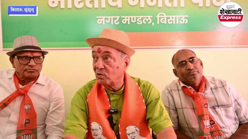 कार्यालय खुला, लेकिन दिग्गज रहे गायब... भाजपा में बगावत से चुनावी रण हुआ दिलचस्प
नगर मंडल अध्यक्ष समेत कई दिग्गज उद्घाटन से रहे दूर
निष्ठावानों की अनदेखी पड़ी भारी ? टिकट वितरण से नाराज नेताओं ने दिखाई ताकत
बिसाऊ। नगर पालिका चुनाव के बीच भाजपा में अंदरूनी असंतोष खुलकर सामने आने लगा है। टिकट वितरण को लेकर नाराजगी अब संगठन के महत्वपूर्ण पदाधिकारियों तक पहुंच गई है। मंगलवार को भाजपा के चुनावी कार्यालय के उद्घाटन समारोह में मंडल अध्यक्ष सहित कई वरिष्ठ नेताओं की गैरमौजूदगी ने राजनीतिक गलियारों में चर्चाओं का बाजार गर्म कर दिया।
जानकारी के अनुसार वर्तमान नगर मंडल अध्यक्ष एडवोकेट पवन कुमार धोलपुरिया ने टिकट की मांग की थी, लेकिन उन्हें टिकट नहीं मिला। इसी प्रकार पूर्व पालिका उपाध्यक्ष, पूर्व मंडल अध्यक्ष, कार सेवक, मंडल महामंत्री, जिला कार्यकारिणी सदस्य और तीन बार पार्षद रह चुके दीनदयाल खवास, भाजपा के वरिष्ठ नेता ओमप्रकाश दायमा तथा पूर्व महामंत्री व आरएसएस के सक्रिय कार्यकर्ता विलास सैनी भी टिकट वितरण से नाराज बताए जा रहे हैं।
सबसे बड़ी बात यह है कि दीनदयाल खवास और ओमप्रकाश दायमा ने पार्टी की आधिकारिक टिकट पर चुनाव लड़ रहे प्रत्याशियों के सामने ही चुनावी मैदान में ताल ठोक दी है। ऐसे में यदि नामांकन वापसी की अंतिम तिथि तक उन्होंने कदम पीछे नहीं खींचे तो भाजपा के लिए कई वार्डों में मुकाबला कठिन हो सकता है।
मंगलवार को पूर्व सांसद नरेंद्र खीचड़ की अध्यक्षता में प्रधान चुनावी कार्यालय का उद्घाटन किया गया, लेकिन समारोह में न तो वर्तमान मंडल अध्यक्ष नजर आए और न ही नाराज वरिष्ठ नेता। इससे साफ संकेत मिल रहे हैं कि पार्टी के भीतर सब कुछ सामान्य नहीं है।
अब सभी की निगाहें नामांकन वापसी की अंतिम तिथि पर टिकी हैं। यदि बागी नेता मैदान में डटे रहे तो भाजपा की सीटों का गणित बिगड़ सकता है और बोर्ड गठन की राह में नई चुनौतियां खड़ी हो सकती हैं।
#BissauElection2026
#BJPBissau
#BJPRebellion
#TicketDistribution
#PoliticalCrisis
#ElectionBattle
#BissauPolitics
#WardElection
#MunicipalElection2026
#PoliticalNews
#BreakingNews
#ShekhawatiExpress
#JhunjhunuNews
#RajasthanPolitics
#ElectionUpdate
#BJPOfficeOpening
#BissauNews
#PoliticalDrama
#LocalBodyElection
#trendingnews