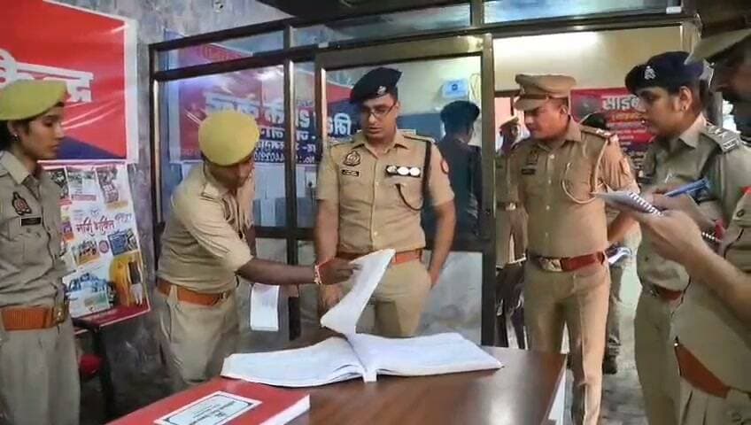 एसएसपी ने किया जहानागंज थाने का वार्षिक निरीक्षण, अभिलेखों से लेकर साफ-सफाई तक परखी व्यवस्था, लंबित विवेचनाओं के शीघ्र निस्तारण के निर्देश, भूमि विवाद में राजस्व अधिकारियों से समन्वय और साइबर ठगी की रकम होल्ड कराने पर जोर
https://abckhabar.in/?p=7919