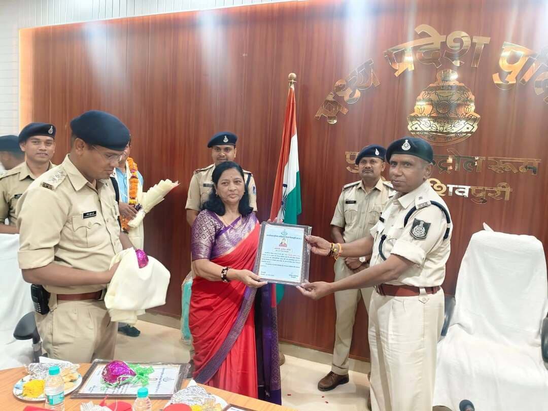 शिवपुरी- पुलिस विभाग में सेवा प्रदान करने के बाद सेवानिवृत्त हुई उनि(अ) अर्चना तोमर एवं प्रआर सतेन्द्र मिश्रा को उनके सेवाकाल के अनुभव साझा करते हुये अतिरिक्त पुलिस अधीक्षक शिवपुरी द्वारा प्रमाण पत्र, शॉल-श्रीफल और पुष्प गुच्छ भेंट कर विदाई दी।
पुलिस विभाग मे सेवा देने के बाद दिनांक 31.08.2026 को सेवानिवृत होने वाले अधिकारी/कर्मचारियों को पुलिस अधीक्षक शिवपुरी यांगचेन डोलकर भूटिया के निर्देशन में अतिरिक्त पुलिस अधीक्षक शिवपुरी आर. डी. प्रजापति द्वारा पुलिस कण्ट्रोल रुम शिवपुरी मे सेवानिवृत होने बाले पुलिस अधिकारियों/कर्मचारियों के परिजनों के साथ विदाई कार्यक्रम आयोजित कर विदाई दी गयी।
उनि(अ) अर्चना तोमर एवं प्रआर सतेन्द्र मिश्रा के दिनांक 31.08.2026 को सेवानिवृत्त होने पर पुलिस कण्ट्रोल रुम शिवपुरी में अतिरिक्त पुलिस अधीक्षक आर. डी. प्रजापति के द्वारा सेवानिवृत हुये पुलिस अधिकारियों/कर्मचारियों को उनके सेवाकाल के दौरान अनुभवों को साझा किया तथा अग्रिम भविष्य की शुभकामनाएं देकर उनको प्रमाण पत्र, सॉल, श्रीफल और पुष्प गुच्छ भेंट कर विदाई दी गयी।
इस अवसर पर सीएसपी शिवपुरी सचिन कुमार धुर्वे, रक्षित निरीक्षक अनिल कवरेती, अन्य पुलिस स्टाफ एवं सेवानिवृत्त होने बलोंं के परिजन उपस्थित रहे।