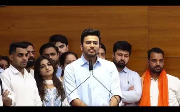 14 साल पहले, बेंगलुरु में BJYM के साथ मेरी यात्रा शुरू हुई थी।
मैंने कभी कल्पना भी नहीं की थी कि यह यात्रा मुझे दुनिया की सबसे बड़ी राजनीतिक पार्टी के सबसे बड़े युवा विंग, भाजपा के राष्ट्रीय अध्यक्ष तक ले जाएगी।
यही भाजपा की ताकत है, काम मायने रखता है, परिवार नहीं। हर युवा भारतीय से मेरा आग्रह है - BJYM से जुड़ें। अगर आप राजनीति के माध्यम से अपने देश की सेवा करना चाहते हैं, तो यह आपका मंच है।
मुझे पूरा विश्वास है कि श्री डॉ. हेमांग जोशी भाई मुझसे भी अधिक सफल युवा मोर्चा अध्यक्ष बनेंगे, जब तक कि उनका उत्तराधिकारी उनका रिकॉर्ड नहीं तोड़ देता।
BJYM के राष्ट्रीय अध्यक्ष के रूप में श्री हेमांग जोशी के पदभर ग्रहण समारोह में मेरा भाषण।
तेजस्वी सूर्य - सांसद बीजेपी