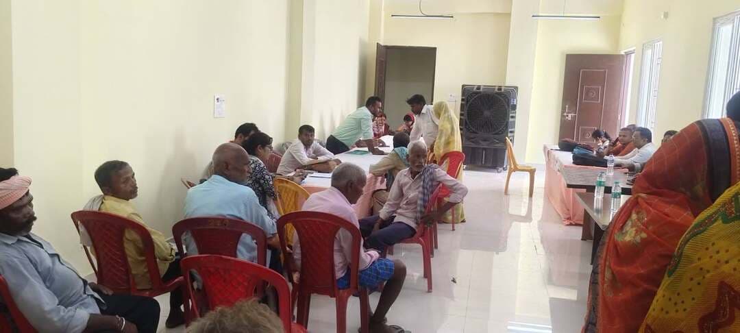 *मुख्यमंत्री के निर्देश पर सारण के सभी 20 प्रखंडों की चयनित पंचायतों में आयोजित हुआ सहयोग शिविर, स्थानीय स्तर पर सुनी गईं आमजन की समस्याएं*
*
*शिविरों में प्राप्त शिकायतों का यथासंभव मौके पर किया गया समाधान, लंबित मामलों के समयबद्ध निष्पादन के दिए गए निर्देश*
================
सारण,01 सितंबर 2026
================
माननीय मुख्यमंत्री श्री सम्राट चौधरी के निर्देश के आलोक में तथा जिला पदाधिकारी, सारण श्री वैभव श्रीवास्तव के आदेशानुसार आज सारण जिले के सभी 20 प्रखंडों की एक-एक चयनित पंचायत में सहयोग शिविर का आयोजन किया गया। शिविर का उद्देश्य आमजन की समस्याओं एवं शिकायतों को स्थानीय स्तर पर सुनना, संबंधित विभागों के पदाधिकारियों के माध्यम से उनका त्वरित एवं प्रभावी समाधान सुनिश्चित करना तथा पात्र लाभुकों को विभिन्न सरकारी योजनाओं एवं सेवाओं का लाभ उपलब्ध कराना रहा।
सारण जिले के सभी 20 प्रखंडों की चयनित पंचायतों में आयोजित *सहयोग शिविरों* में बड़ी संख्या में आमजन ने भाग लिया और अपनी समस्याओं एवं शिकायतों को संबंधित पदाधिकारियों के समक्ष रखा। विभिन्न विभागों के पदाधिकारियों एवं कर्मियों द्वारा प्राप्त आवेदनों एवं शिकायतों का विभागवार संज्ञान लेते हुए *यथासंभव मौके पर ही निष्पादन एवं समाधान* किया गया। जिन मामलों का तत्काल निष्पादन संभव नहीं था, उन्हें संबंधित विभागों को आवश्यक कार्रवाई हेतु भेजते हुए नियमानुसार समयबद्ध एवं गुणवत्तापूर्ण निष्पादन सुनिश्चित करने का निर्देश दिया गया।
*इन पंचायतों में आयोजित हुआ सहयोग शिविर*
सहयोग शिविर का आयोजन *मशरक प्रखंड की सोनौली पंचायत, पानापुर की सतजोरा पंचायत, तरैया की चैनपुर पंचायत, इसुआपुर की निपानिया पंचायत, बनियापुर की मरिचा पंचायत, लहलादपुर की दन्दासपुर पंचायत, एकमा की पचुआ पंचायत, मांझी की डुमरी पंचायत, जलालपुर की रामपुर नूर नगर पंचायत, रिविलगंज की टेक निवास पंचायत, छपरा सदर की महाराजगंज पंचायत, नगरा की डुमरी पंचायत, मढ़ौरा की सिल्हौरी पंचायत, अमनौर की पैगा मित्रसेन पंचायत, मकेर की पीर मकेर पंचायत, परसा की परसौना पंचायत, दरियापुर की मनपुरा पंचायत, गरखा की श्रीपाल बसंत पंचायत, दिघवारा की रामपुर आमी पंचायत तथा सोनपुर की नजरमीरा पंचायत* में किया गया।
शिविरों में आमजन की समस्याओं के समाधान के साथ-साथ विभिन्न विभागों द्वारा संचालित जनकल्याणकारी योजनाओं एवं सरकारी सेवाओं की जानकारी भी दी गई। संबंधित पदाधिकारियों द्वारा पात्र लाभुकों को योजनाओं का लाभ प्राप्त करने की प्रक्रिया एवं आवश्यक जानकारी उपलब्ध कराई गई।
जिला प्रशासन का उद्देश्य है कि आम नागरिकों को अपनी समस्याओं एवं शिकायतों के समाधान के लिए अनावश्यक रूप से प्रखंड एवं जिला कार्यालयों का चक्कर नहीं लगाना पड़े तथा स्थानीय स्तर पर ही उनकी समस्याओं का त्वरित, पारदर्शी एवं प्रभावी समाधान सुनिश्चित हो सके। सहयोग शिविर इसी दिशा में प्रशासन और आमजन के बीच सीधा संवाद स्थापित करने का प्रभावी माध्यम बन रहा है।
जिला पदाधिकारी, सारण श्री वैभव श्रीवास्तव ने सभी संबंधित पदाधिकारियों को निर्देश दिया कि सहयोग शिविर में प्राप्त प्रत्येक शिकायत एवं आवेदन का समयबद्ध एवं गुणवत्तापूर्ण निष्पादन सुनिश्चित करें। उन्होंने लंबित मामलों की नियमित समीक्षा करते हुए पात्र लाभुकों एवं आम नागरिकों को शीघ्र राहत उपलब्ध कराने तथा किसी भी स्तर पर अनावश्यक विलंब नहीं करने का निर्देश दिया।