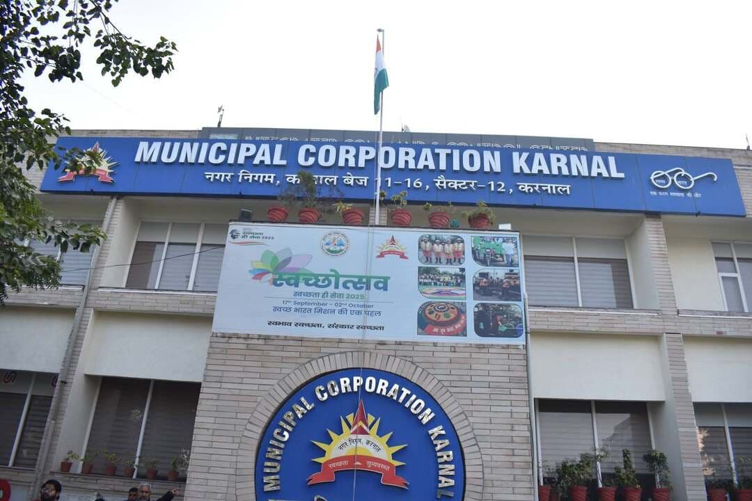 संपत्ति कर की नई दरें अब 1 अक्टूबर से होंगी लागू, सितंबर में पुरानी दरों के अनुसार जमा कर सकेंगे सम्पत्ति कर- सलोनी शर्मा, नगर निगम आयुक्त।
शहरी स्थानीय निकाय विभाग ने नई दरों के प्रभावी होने की तिथि एक माह बढ़ाई, 30 सितंबर तक पुरानी दरों पर भुगतान का विकल्प।
करनाल 1 सितम्बर, नगर निगम आयुक्त सलोनी शर्मा ने शहरवासियों को संपत्ति कर की नई दरों के संबंध में महत्वपूर्ण जानकारी देते हुए बताया कि शहरी स्थानीय निकाय विभाग, हरियाणा सरकार द्वारा संपत्ति कर की नई दरों को लागू करने की तिथि एक माह आगे बढ़ा दी गई है। अब नई दरें 1 अक्टूबर 2026 से लागू होंगी।
उन्होंने बताया कि विभाग द्वारा नागरिकों को राहत देते हुए सितंबर माह का अतिरिक्त समय प्रदान किया गया है। इसके तहत शहरवासी 30 सितंबर 2026 तक पुरानी दरों के अनुसार अपने संपत्ति कर का भुगतान कर सकते हैं। नागरिकों को इस अवधि के दौरान पुरानी दरों के अनुसार संपत्ति कर जमा करने का विकल्प उपलब्ध रहेगा।
1 अक्टूबर से नई दरों के अनुसार होगा संपत्ति कर का निर्धारण।
निगमायुक्त ने बताया कि 1 अक्टूबर 2026 से संपत्ति कर की नई प्रणाली एवं नई दरें प्रभावी होंगी। इसके बाद संपत्ति कर का निर्धारण एवं भुगतान नई अधिसूचना में निर्धारित प्रावधानों के अनुसार किया जाएगा। उन्होंने कहा कि विभाग द्वारा नई दरों को लागू करने की तिथि में एक माह का विस्तार किए जाने का उद्देश्य नागरिकों को नई व्यवस्था के लिए पर्याप्त समय उपलब्ध करवाना है। इसलिए जिन नागरिकों का संपत्ति कर बकाया है, वे सितंबर माह में ही पुरानी दरों के अनुसार अपना संपत्ति कर जमा कर सकते हैं।
पहले से जमा संपत्ति कर पर नहीं पड़ेगा प्रभाव।
उन्होंने स्पष्ट किया कि जिन संपत्ति स्वामियों/अधिभोगियों द्वारा पहले ही संपत्ति कर का भुगतान किया जा चुका है, उन पर नई व्यवस्था का वित्तीय वर्ष 2026-27 तक कोई प्रतिकूल प्रभाव नहीं पड़ेगा। उन्होंने यह भी बताया कि वित्तीय वर्ष 2025-26 तक की बकाया संपत्ति कर राशि एवं उस पर देय ब्याज पर नई अधिसूचना का कोई प्रभाव नहीं पड़ेगा तथा यह राशि पूर्व व्यवस्था के अनुसार ही रहेगी।
नागरिक सितंबर में ही पुरानी दरों पर संपत्ति कर जमा कर लाभ उठाएं।
निगमायुक्त ने शहरवासियों से अपील की कि वे नई दरों के लागू होने से पहले सितंबर माह में अपने संपत्ति कर का भुगतान पुरानी दरों के अनुसार कर दें। उन्होंने कहा कि समय पर संपत्ति कर जमा करने से नागरिकों को नई दरों के लागू होने से पहले उपलब्ध पुराने प्रावधानों के अनुसार भुगतान करने का अवसर मिलेगा।
#HVN24