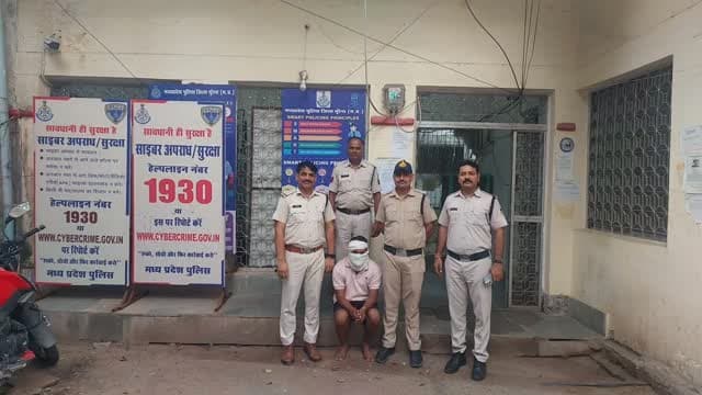 मुरैना ब्रेकिंग—नाबालिग से दुष्कर्म मामले में आरोपी गिरफ्तार।
मुरैना के स्टेशन रोड थाना पुलिस ने नाबालिग बालिका से दुष्कर्म और धमकी के मामले में वांछित आरोपी को महज 18 घंटे के भीतर गिरफ्तार कर लिया।
पुलिस के मुताबिक, 31 अगस्त को पीड़िता की शिकायत पर आरोपी अमन राजोरिया के खिलाफ BNS, पॉक्सो एक्ट और आईटी एक्ट की संबंधित धाराओं में मामला दर्ज किया गया था।
पुलिस टीम ने मुखबिर की सूचना पर 1 सितंबर को आरोपी को मुड़ियाखेड़ा, मुरैना से गिरफ्तार किया। आरोपी को न्यायालय में पेश करने के बाद जेल भेज दिया गया।
कार्रवाई पुलिस अधीक्षक धर्मराज मीणा के निर्देशन में स्टेशन रोड थाना पुलिस टीम द्वारा की गई।
