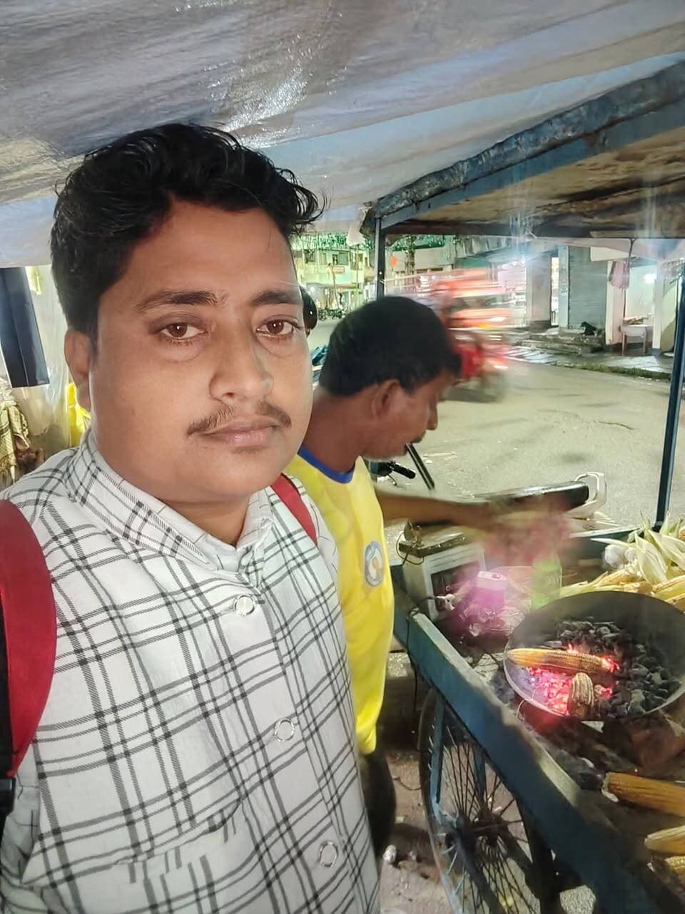 🌽 दिन में ड्राइविंग, शाम को मकई का ठेला… मेहनत करने वालों की कहानी अलग होती है।
मकई खाते हुए जब एक ठेले वाले से बातचीत हुई तो उन्होंने बताया कि वे IHQ PUBLIC INDIA के सब्सक्राइबर और फॉलोअर हैं और हमारी खबरें देखते हैं। उन्होंने मुस्कुराते हुए कहा—
“पहले हम भी बांस से बनाए हुए पंखे से मकई पकाते थे, लेकिन अब टेक्नोलॉजी बढ़ गई है। एक बैटरी ली है, उसमें पंखा जोड़ दिया है और अब उसी से हवा देकर मकई सेंकते हैं। हालांकि बीच-बीच में बांस वाले पंखे का इस्तेमाल आज भी कर लेते हैं।”
🌽 लेकिन इस छोटी-सी बात के पीछे बड़ी सीख छिपी है।
वह व्यक्ति दिन में ड्राइवर का काम करते हैं और शाम होते ही मकई बेचने निकल जाते हैं।
काम कोई छोटा-बड़ा नहीं होता, अगर मेहनत ईमानदार हो तो हर काम सम्मान के लायक है।
👉 सीख यही है—हालात चाहे जैसे हों, मेहनत करने वाला इंसान रास्ता जरूर निकाल लेता है। तकनीक बदलती है, लेकिन मेहनत करने का जज्बा कभी पुराना नहीं होता।
ऐसे मेहनती लोगों की कहानी सामने लाना ही हमारा प्रयास है।
📍 IHQ PUBLIC INDIA
सच का आईना दिखाना कर्तव्य है।
#IHQPublicIndia #Lohardaga #मेहनत #संघर्ष #आत्मनिर्भरता #मकई #ठेलेवाला