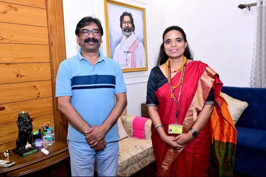 मुख्यमंत्री हेमंत सोरेन से IFS अधिकारी अंजू रंजन की शिष्टाचार मुलाकात
रांची। मुख्यमंत्री श्री हेमंत सोरेन जी से भारतीय विदेश सेवा (IFS) अधिकारी श्रीमती अंजू रंजन ने मुलाकात की। यह मुलाकात शिष्टाचार भेंट के रूप में हुई।
मुलाकात के दौरान मुख्यमंत्री श्री हेमंत सोरेन ने श्रीमती अंजू रंजन से सौहार्दपूर्ण वातावरण में बातचीत की।
#HemantSoren #हेमंत_सोरेन #AnjuRanjan #IFS #IndianForeignService