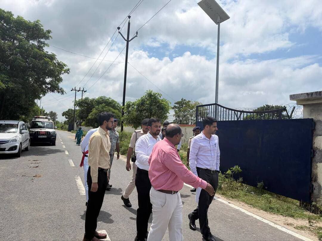 जिला पदाधिकारी, किशनगंज ने भेडियाडांगी औद्योगिक क्षेत्र, जिला उद्योग केन्द्र, किशनगंज एवं Startup cell का निरीक्षण के क्रम में दिए आवश्यक दिशा-निर्देश ।
आज दिनांक-01.09.2026 को श्री नवीन कुमार , जिला पदाधिकारी , किशनगंज द्वारा भ्रमण कार्यक्रम के दौरान भेड़ियाडांगी औद्योगिक क्षेत्र, कार्यालय महाप्रबंधक जिला उद्योग केन्द्र, किशनगंज एवं Government Engineering College, Kishanganj में गठित Startup cell का स्थलीय निरीक्षण किया गया।
सर्वप्रथम भेड़ियाडांगी औद्योगिक क्षेत्र, किशनगंज के निरीक्षण के क्रम में महाप्रबंधक, जिला उद्योग केन्द्र, किशनगंज द्वारा औद्योगिक क्षेत्र से संबंधित विस्तृत प्रतिवेदन प्रस्तुत किया गया और जानकारी दी गयी। निरीक्षण के क्रम में जिला पदाधिकारी महोदय द्वारा औद्योगिक क्षेत्र में विकास कार्यों को शीघ्र पूर्ण करने हेतु आवश्यक दिशा निदेश दिये गये।
जिला पदाधिकारी महोदय द्वारा उपलब्ध अवसंरचना, आवंटित भूखंडो की स्थिति, क्षेत्र में आंतरिक सड़कों इत्यादि की स्थिति का जानकारी लिया गया। निरीक्षण के उपरान्त जिला पदाधिकारी महोदय ने कहा कि भेड़ियाडांगी औद्योगिक क्षेत्र जिले के औद्योगिक विकास एवं रोजगार सृजन की दृष्टि से अतिमहत्वपूर्ण है।
भेड़ियाडांगी औद्योगिक क्षेत्र के निरीक्षण के उपरान्त जिला पदाधिकारी महोदय द्वारा जिला उद्योग केन्द्र, किशनगंज कार्यालय का भ्रमण एवं निरीक्षण किया गया। कार्यालय में कार्यरत पदाधिकारी एवं कर्मचारी के संबंध में उनके द्वारा जानकारी ली गयी।
उन्होंने उद्योग विभाग द्वारा संचालित विभिन्न योजनाओं की समीक्षा की ।
जिला पदाधिकारी महोदय द्वारा महाप्रबंधक जिला उद्योग केन्द्र, किशनगंज को निदेशित किया गया कि लंबित आवेदनों का शीघ्र निष्पादन सुनिश्चित किया जाय ताकि जिले के युवाओं को स्वरोजगार से जोड़ा जा सके।
इसके अतिरिक्त उन्होंने राजकीय अभियंत्रण महाविद्यालय, किशनगंज में स्थापित एवं कार्यरत Startup cell का भ्रमण एवं निरीक्षण किया गया। निरीक्षण के क्रम में बिहार स्टार्टअप योजना से लाभान्वित युवा उद्यमी के द्वारा Innovative Project प्रगति की समीक्षा की । निरीक्षण के दौरान उन्होंने Startup cell के द्वारा संचालित संपूर्ण गतिविधि की जानकारी ली ।
इस दौरान स्थानीय युवाओं एवं छात्र उद्यमियों ने अपना Business Idea प्रस्तुत किये।
जिला पदाधिकारी महोदय ने प्रोजेक्ट की उपयोगिता, बाजार की संभावनाएं और भविष्य में उसके विस्तार की क्षमता को लेकर युवाओं से जानकारी लिये।
जिला पदाधिकारी महोदय द्वारा युवाओं के Idea को गंभिरता से सुना गया और उन्हे व्यवहारिक रूप देने के लिए आवश्यक मार्गदर्शन दिया गया। इसके अतिरिक्त युवाओं को आ रही समस्या से वे अवगत हुए एवं संबंधित पदाधिकारी को आवश्यक कार्यवाई करने के लिए निदेश दिये।
इस अवसर पर महाप्रबंधक जिला उद्योग केंद्र, सहित अन्य पदाधिकारी गण आदि उपस्थित थे ।