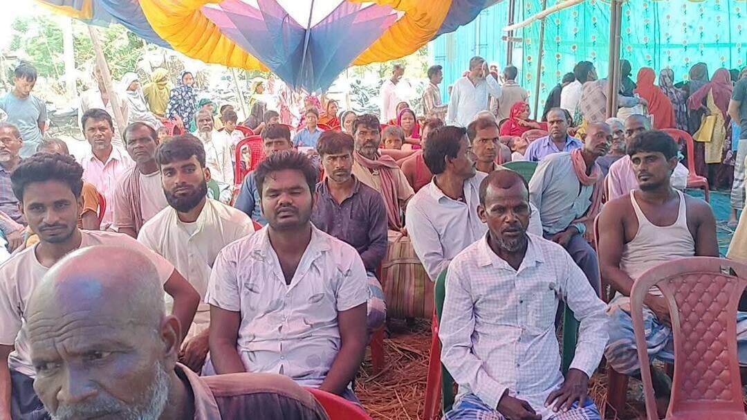 डगरुआ प्रखंड की बुआरी पंचायत स्थित लसनपुर में जिला प्रशासन, पूर्णिया द्वारा आयोजित सहयोग शिविर का माननीय सांसद डॉ. मोहम्मद जावेद आज़ाद ने दीप प्रज्ज्वलित कर शुभारंभ किया।
शिविर में ग्रामीणों की समस्याएँ सुनी गईं तथा विभिन्न सरकारी योजनाओं और जनकल्याणकारी सेवाओं से लाभ दिलाने के लिए अधिकारियों ने आवश्यक कार्रवाई की।
सांसद जी ने कहा कि जनता की समस्याओं का समाधान और हर जरूरतमंद तक सरकारी योजनाओं का लाभ पहुँचाना हमारी सर्वोच्च प्राथमिकता है।