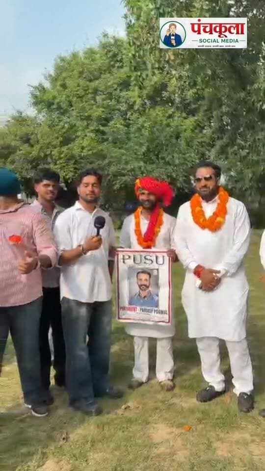 प्रदीप पोसवाल की जीत पर चेयरमैन देशराज पोसवाल ने जताया आभार, बोले- छात्रों की आवाज बुलंद करेगा प्रदीप
बरवाला। पोस्ट ग्रेजुएट गवर्नमेंट कॉलेज सेक्टर-11 में छात्र परिषद चुनाव के दौरान अध्यक्ष पद पर प्रदीप पोसवाल की जीत पर मार्केट कमेटी बरवाला के चेयरमैन देशराज पोसवाल ने खुशी जताई है। प्रदीप पोसवाल गांव खेतपुराली निवासी हैं और देशराज पोसवाल के छोटे भाई कर्ण पोसवाल के बेटे हैं।
चेयरमैन देशराज पोसवाल ने चुनाव में प्रदीप पोसवाल पर विश्वास जताकर मतदान करने वाले सभी छात्र-छात्राओं का आभार व्यक्त किया। उन्होंने कहा कि छात्रों ने प्रदीप पर जो भरोसा जताया है, वह उनके लिए बड़ी जिम्मेदारी है।
देशराज पोसवाल ने कहा कि प्रदीप पोसवाल छात्रों की आवाज को मजबूती से बुलंद करेगा और छात्र हितों के लिए पूरी ईमानदारी से काम करेगा। उन्होंने कहा कि यह जीत केवल प्रदीप की नहीं, बल्कि उन सभी छात्र-छात्राओं की जीत है जिन्होंने उस पर विश्वास जताया और अपना समर्थन दिया।
उन्होंने प्रदीप पोसवाल को जीत की बधाई देते हुए उम्मीद जताई कि वह कॉलेज में छात्रों की समस्याओं को प्राथमिकता से उठाएगा और उनकी उम्मीदों पर खरा उतरेगा।
#panchkulanews #panchkula #panchkulasocialmedia