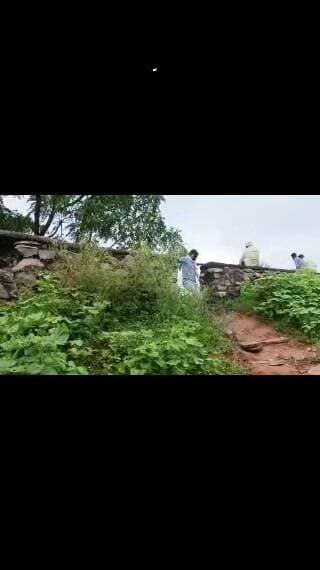 रीठी रेलवे स्टेशन पर हादसे का खतरा, झुक रही पत्थरों की बाउंड्री