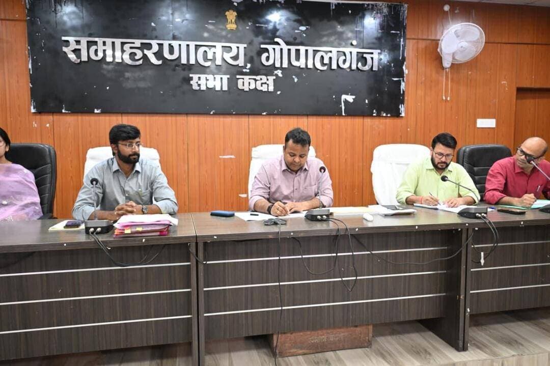 DM श्री समीर सौरभ ने जिला समन्वय समिति की बैठक में दिए निर्देश: मुख्यमंत्री प्रगति यात्रा की योजनाओं में लाएं तेजी, भूमि व तकनीकी अड़चनें हों दूर
आज दिनांक 01 सितंबर 2026 को समाहरणालय सभाकक्ष में जिला पदाधिकारी श्री समीर सौरभ की अध्यक्षता में जिला समन्वय समिति (विकास) की बैठक आयोजित की गई।
जिलाधिकारी ने मुख्यमंत्री प्रगति यात्रा की योजनाओं, आंगनबाड़ी केंद्रों, शौचालय निर्माण और पंचायत सरकार भवनों में भूमि व एनओसी (NOC) संबंधी अड़चनों को शीघ्र दूर करने के निर्देश दिए। बैठक में कृषि विभाग द्वारा खरीफ फसल में 99.71% आच्छादन तथा राजस्व मामलों में 95% निष्पादन पर संतोष व्यक्त करते हुए अधिकारियों को जमीन पर वास्तविक प्रगति सुनिश्चित करने और लापरवाही बरतने पर जिम्मेदारी तय करने की हिदायत दी गई।