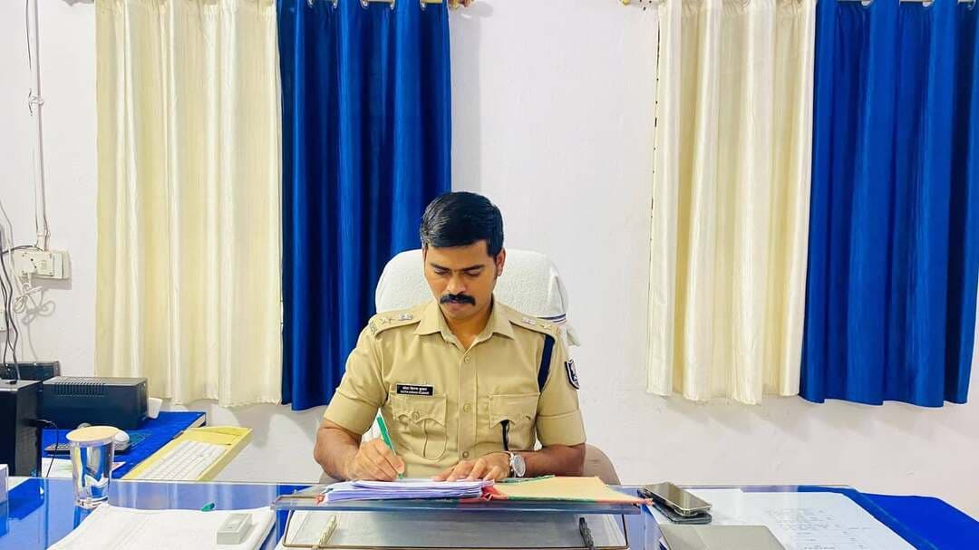 पुलिस केंद्र में लाइन डे के अवसर पर अनुरोध कक्ष का संचालन, पुलिसकर्मियों की समस्याएं सुनीं
जहानाबाद। पुलिस अधीक्षक, जहानाबाद द्वारा पुलिस केंद्र में ‘लाइन डे’ के अवसर पर अनुरोध कक्ष का संचालन किया गया। इस दौरान पुलिस पदाधिकारियों एवं कर्मियों की समस्याओं को ध्यानपूर्वक सुना गया तथा उनके त्वरित समाधान के लिए संबंधित पदाधिकारियों को आवश्यक निर्देश दिए गए।
इसके उपरांत पुलिस अधीक्षक ने पुलिस केंद्र की विभिन्न शाखाओं का निरीक्षण कर संचालित कार्यों की समीक्षा की। उन्होंने संबंधित पदाधिकारियों को कार्यों का समयबद्ध निष्पादन सुनिश्चित करने, अनुशासन बनाए रखने तथा कार्यप्रणाली में पारदर्शिता बरतने का निर्देश दिया। उन्होंने कहा कि पुलिसकर्मियों की समस्याओं का नियमानुसार त्वरित समाधान प्राथमिकता के आधार पर किया जाए।
