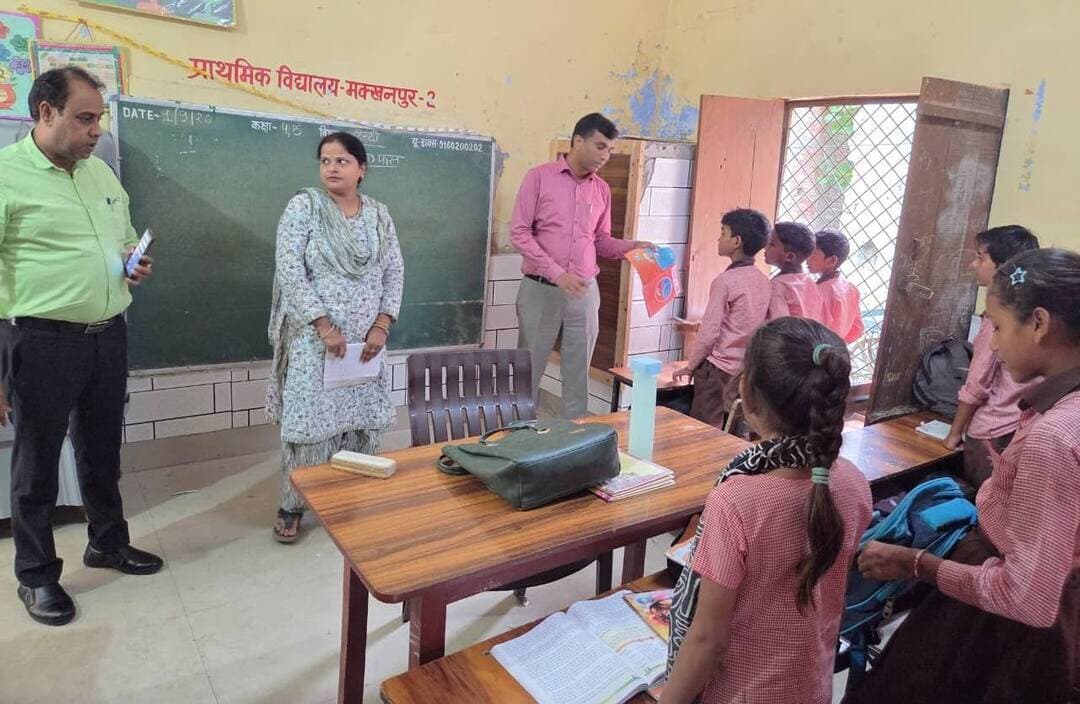 फिरोजाबाद। शिक्षा व्यवस्था को परखने के लिए बीएसए ने तीन स्कूलों का किया औचक निरीक्षण।
जिला बेसिक शिक्षा अधिकारी द्वारा विकासखंड शिकोहाबाद के मक्खनपुर क्षेत्र के तीन विद्यालयों का औचक निरीक्षण किया गया।
निरीक्षण में प्राथमिक विद्यालय मक्खनपुर-2, कंपोजिट विद्यालय मक्खनपुर और उच्च प्राथमिक विद्यालय मक्खनपुर शामिल रहे।
निरीक्षण के दौरान शैक्षिक कार्य, टीएलएम सामग्री के उपयोग और मध्यान्ह भोजन की व्यवस्थाओं को देखा गया। शिक्षकों से शिक्षण कार्य की जानकारी ली गई और छात्रों के शैक्षिक स्तर को बेहतर बनाने के लिए प्रभावी शिक्षण के निर्देश दिए गए।
वर्षा के मौसम को देखते हुए विद्यालय परिसर की साफ-सफाई, जलभराव से बचाव और छात्र-छात्राओं की सुरक्षा पर विशेष ध्यान देने को कहा गया। बारिश के दौरान बच्चों की सुरक्षा को सर्वोच्च प्राथमिकता देने के निर्देश दिए गए।
जिला बेसिक शिक्षा अधिकारी ने सभी शिक्षकों को गुणवत्तापूर्ण शिक्षा और शासन की योजनाओं के प्रभावी क्रियान्वयन के निर्देश दिए।
#Firozabad #BSAFirozabad #BasicEducation #Shikohabad #Makkhanpur #EducationNews #DDMNews