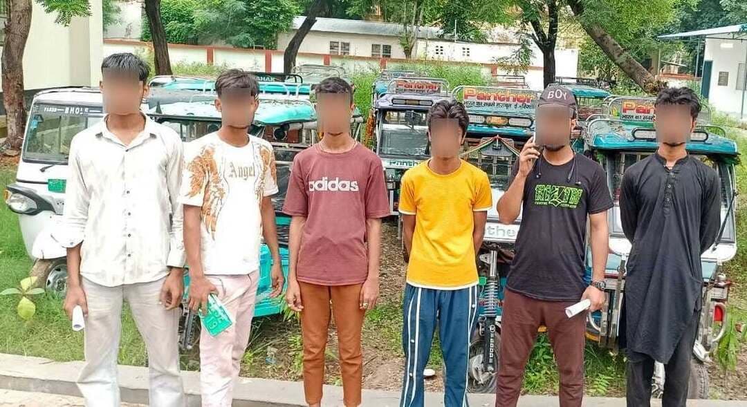 फिरोजाबाद में यातायात पुलिस ने नाबालिग ई-रिक्शा चालकों पर कसा शिकंजा, 13 ई-रिक्शा सीज
फिरोजाबाद यातायात पुलिस ने सोमवार को सिटी क्षेत्र में नाबालिगों द्वारा ई-रिक्शा चलाने के विरुद्ध विशेष चेकिंग अभियान चलाया। अभियान वरिष्ठ पुलिस अधीक्षक आदित्य लांग्हे के निर्देशन मे पुलिस टीम ने शहर के प्रमुख मार्गों, चौराहों और संवेदनशील स्थानों पर सघन चेकिंग की। इस दौरान ई-रिक्शा चालकों के ड्राइविंग लाइसेंस और वाहन के अभिलेखों की जांच की गई। नियमों का उल्लंघन मिलने पर मोटर वाहन अधिनियम के तहत कार्रवाई करते हुए कुल 13 ई-रिक्शा सीज किए गए।
यातायात पुलिस ने अभिभावकों और वाहन स्वामियों से अपील की है कि नाबालिगों को वाहन चलाने की अनुमति न दें और बिना वैध लाइसेंस के किसी भी वाहन का संचालन न कराएं।
पुलिस का कहना है कि सड़क सुरक्षा और दुर्घटनाओं की रोकथाम के लिए यह अभियान आगे भी जारी रहेगा। नियमों का उल्लंघन करने वालों के खिलाफ सख्त कार्रवाई की जाएगी।
#Firozabad #FirozabadTrafficPolice #UPPolice #RoadSafety #DDMNews