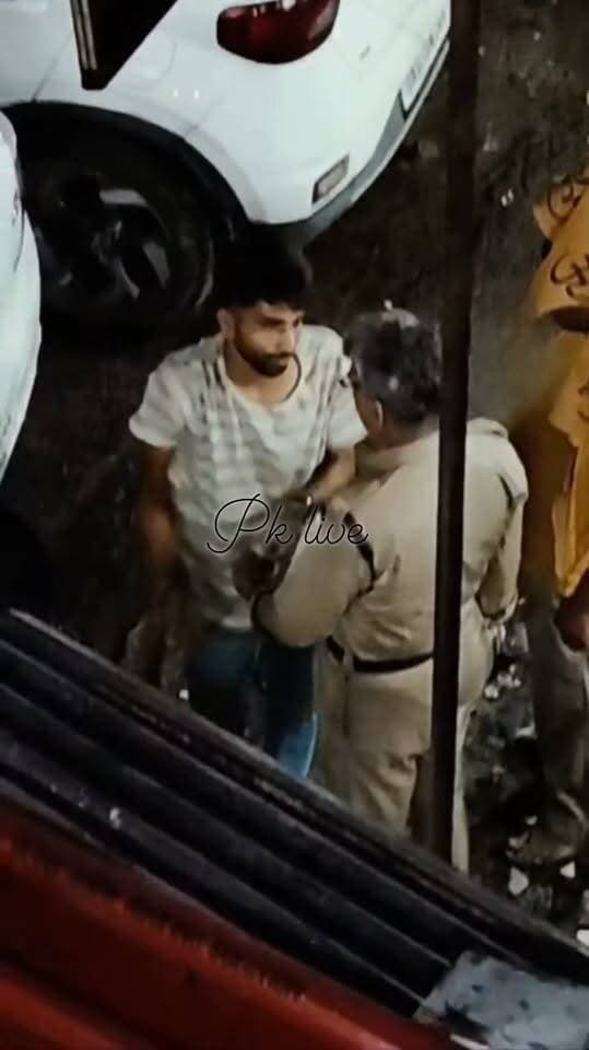 चोरी करते पकड़ा गया युवक #गुप्तकाशी मार्केट में दुकान में कर रहा था युवक चोरी। तुरंत पकड़ा गया। मार पड़ी तब पकड़े कान। कहा "सोरी" । गुप्तकाशी पुलिस एकदम चौकन्ना।