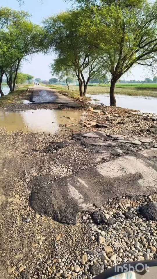 🚨 तुलसीपुर क्षेत्र को बड़ी सौगात! 🚨
लौकहवा डिप पर बनेगा 80 मीटर लंबा दीर्घ सेतु, 10.55 करोड़ रुपये की मिली वित्तीय स्वीकृति
बलरामपुर/तुलसीपुर। वर्षों से बारिश के मौसम में परेशानी झेल रहे क्षेत्रवासियों के लिए बड़ी राहत की खबर है। हरिहरगंज–ललिया–बनकटवा मार्ग पर लौकहवा डिप पर बहुप्रतीक्षित दीर्घ सेतु, पहुंच मार्ग एवं सुरक्षात्मक कार्य के लिए ₹10.55 करोड़ की वित्तीय स्वीकृति मिल गई है।
31 अगस्त को व्यय वित्त समिति की बैठक में परियोजना को मंजूरी दी गई।
80.08 मीटर लंबा और 7.50 मीटर चौड़ा होगा पुल।
दोनों ओर 200-200 मीटर लंबे पहुंच मार्ग भी बनाए जाएंगे।
बारिश में बंद हो जाता था रास्ता
लौकहवा डिप पर बारिश के दौरान आसपास के नालों का पानी भर जाने से आवागमन ठप हो जाता था। रास्ता बंद होने पर लोगों को जिला मुख्यालय आने-जाने के लिए करीब 70 किलोमीटर का अतिरिक्त चक्कर लगाना पड़ता था।
करीब 2 लाख लोगों को मिलेगा सीधा लाभ
ललिया, हरिहरगंज, शिवपुरा, बनकटवा, वरदौलिया समेत दर्जनों गांवों के लोगों को पूरे साल सुरक्षित और सुगम आवागमन की सुविधा मिलेगी।
एंबुलेंस और अग्निशमन सेवाओं की पहुंच आसान होगी।
किसानों को उपज बाजार तक पहुंचाने में राहत मिलेगी।
क्षेत्र की कनेक्टिविटी और व्यापारिक गतिविधियों को भी गति मिलेगी।
विधायक कैलाश नाथ शुक्ला के प्रयासों से बड़ी उपलब्धि।
तुलसीपुर विधायक कैलाश नाथ शुक्ला की लगातार पैरवी के बाद परियोजना को वित्तीय स्वीकृति मिली है। अब प्रशासकीय स्वीकृति की प्रक्रिया चल रही है। शासनादेश जारी होने के बाद नियमानुसार निर्माण कार्य शुरू कराया जाएगा।
स्थानीय लोगों का कहना है कि पुल बनने से वर्षों पुरानी समस्या का स्थायी समाधान होगा।
📢 आपके क्षेत्र में भी ऐसी कोई बड़ी समस्या है? हमें कमेंट में बताएं।
#Balrampur #Tulsipur #LaukahwaDip #Bridge #Development #BalrampurNews #TulsipurNews #UttarPradeshNews #विकास #तुलसीपुर #बलरामपुर #लौकहवा_डिप #ब्रिज #BreakingNews #viralpost #highlight Kailash Nath Shukla जिला प्रशासन बलरामपुर