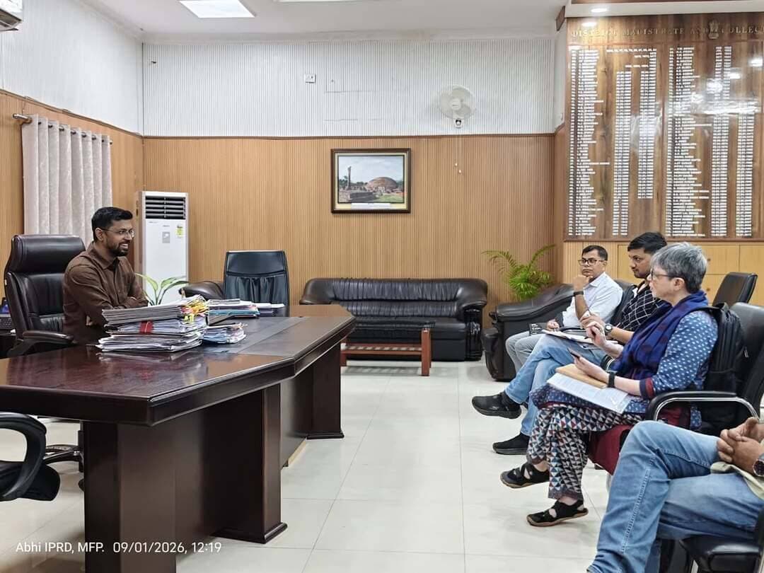 सरकार की कल्याणकारी योजनाओं से कैसे हो बिहार का विकास हुआ मंथन
सेंटर फॉर सोशल एण्ड इकॉनोमिक पॉलिसी (CSEP) टीम ने 40 से अधिक विभागों के साथ किया समन्वयन बैठक
मुजफ्फरपुर
बिहार में सरकार की विभिन्न योजनाओं के समन्वयन से कैसे बिहार का विकास हो और एक सामाजिक और आर्थिक रूप से सशक्त समाज बने. इसके लिए मुजफ्फरपुर जिले के विभिन्न विभागों के साथ सेंटर फॉर सोशल एण्ड इकॉनोमिक पॉलिसी की तीन सदस्यों की टीम ने जिला सभागार में बैठक किया गया. टीम का नेतृत्व कर रही मधु खेतान ने सभी विभागों के समन्वयन से किस तरह से जमीनी स्तर पर कार्यक्रम किया जा रहा है इस पर परिचर्चा की. बैठक के दौरान डीआरडीए डायरेक्टर अभिजीत चौधरी, जिला शिक्षा पदाधिकारी, पंचायती राज पदाधिकारी, मनरेगा डीपीओ, जिला नजारत पदाधिकारी, एडीएम, ओएसडी सहित सभी विभागों के प्रतिनिधि मौजूद थे. बैठक का संचालन जीविका डीपीएम अनीशा ने किया. सरकार की सभी योजनाओं में किस तरह से जीविका की भूमिका बढ़ रही है और आखिर क्यों सभी योजनाओं में जीविका को प्राथमिकता के साथ जोड़ा जा रहा है इसको लेकर के सभी विभागों के साथ वार्ता की गईं. सदर अस्पताल में दीदी की रसोई, अनुसूचित जाति विद्यालयों में दीदी की रसोई, साफ-सफाई और मनरेगा के साथ ही स्वच्छ बिहार अभियान में जीविका दीदियों की भूमिका पर सभी ने अपना पक्ष रखा. इससे पहले टीम के सदस्यों ने जीविका जिला कार्यालय में जीविका के विषयगत प्रबंधकों के साथ वार्ता कर जीविका की प्रगति और समन्वयन कार्यक्रमों पर चर्चा की. इसके साथ ही संगम संकुल स्तरीय संघ मुशहरी में करीब 50 दीदियों के साथ टीम के लोगों ने वार्ता कर उनके जीवन में जीविका और सरकार की योजनाओं के द्वारा किस तरह से बदलाव आया है इसकी जमीनी हकीकत भी जानी. इस दौरान आगा खान फाउंडेशन की टीम से जुड़ी दीदियों ने बकरी पालन का अनुभव साझा किया. टीम का नेतृत्व कर रही मधु खेतान ने बताया कि सभी विभागों के समन्वयन से सरकार की योजनाएं कितनी कारगर हुई इसको लेकर के एक मंथन किया जा रहा है ताकि भविष्य की योजनाओं क़ो लेकर रुपरेखा तैयार किया जा सके. इस दौरान संचार प्रबंधक राजीव रंजन, अभिषेक कुमार,मशरूर अहमद, बीपीएम गोपाल कुमार झा, आगा खान फाउंडेशन से खुशबू कुमारी, नवनीत कुमार, प्रसून कुमार, डॉ सरोज, रितेश कुमार, नूरी जमाल,रितिका जेना, शोभा साव, सोमनाथ कुमार सहित कई दीदियाँ और जीविकाकर्मी उपस्थिति रहें.
#Muzaffarpur #BiharDevelopment #GovernmentSchemes #Development #SocialDevelopment #EconomicDevelopment