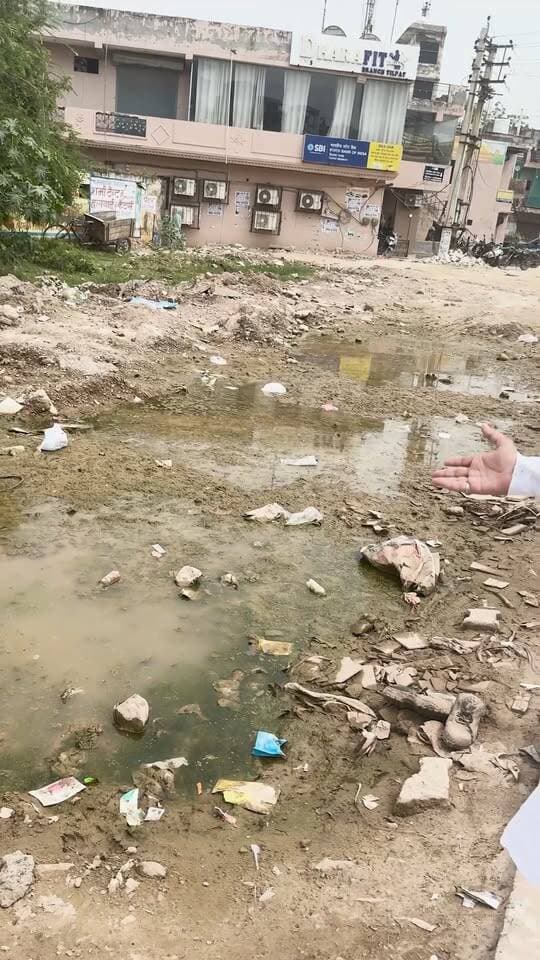 गोद लिया गांव, फिर भूल गए मंत्री जी?
गांधी जयंती पर तिलपत से बजेगा आंदोलन का बिगुल
बदहाली और प्रवासियों के अपमान के खिलाफ विशाल महापंचायत का ऐलान
महाभारतकालीन और ऐतिहासिक गांव तिलपत की बदहाल स्थिति तथा पूर्वांचली एवं बिहारी समाज के कथित अपमान को लेकर सियासी मोर्चा खुल गया है। एनआईटी से पूर्व विधायक नीरज शर्मा ने दो अक्टूबर को गांधी जयंती के अवसर पर तिलपत में विशाल महापंचायत आयोजित करने की घोषणा की है।
नीरज शर्मा के अनुसार, महापंचायत में 10 से 15 हजार लोगों के शामिल होने की संभावना को देखते हुए बड़ा पंडाल तैयार करने की योजना बनाई जा रही है। उन्होंने दावा किया कि यह आयोजन गांव की मूलभूत समस्याओं, सरकारी व्यवस्थाओं में कथित भ्रष्टाचार और प्रवासी समाज के सम्मान की लड़ाई को निर्णायक मंच प्रदान करेगा।
बाबा सूरदास का आशीर्वाद लेकर शुरू होगा आंदोलन
पूर्व विधायक ने बताया कि 30 अगस्त को आयोजित पंचायत में सर्वसम्मति से दो अक्टूबर को तिलपत में महापंचायत बुलाने का फैसला लिया गया था। आंदोलन की शुरुआत बाबा सूरदास का आशीर्वाद लेकर की जाएगी।
उन्होंने कहा कि जिस प्रकार महात्मा गांधी ने चंपारण से अन्याय के खिलाफ आंदोलन का शंखनाद किया था, उसी प्रकार तिलपत की धरती से भ्रष्टाचार, अव्यवस्था और प्रवासियों के कथित अपमान के खिलाफ आवाज बुलंद की जाएगी।
गोद लिए गांव की हालत पर उठाए सवाल
नीरज शर्मा ने तिलपत का जमीनी दौरा करते हुए गांव की स्थिति को लेकर स्थानीय सांसद एवं केंद्रीय मंत्री कृष्णपाल गुर्जर और प्रदेश सरकार पर निशाना साधा। उन्होंने कहा कि केंद्रीय मंत्री द्वारा गोद लिए जाने के बावजूद ऐतिहासिक गांव आज भी बुनियादी सुविधाओं के लिए तरस रहा है।
पूर्व विधायक ने दावा किया कि गांव में बना आयुष आरोग्य स्वास्थ्य केंद्र जर्जर हो चुका है। इसकी दीवारें, छज्जे और मुख्य द्वार क्षतिग्रस्त हैं तथा किसी भी समय हादसा होने का खतरा बना हुआ है।
बिना बारिश गलियों में पानी, नई सड़क भी टूटी
नीरज शर्मा के मुताबिक, गांव में जल निकासी और सीवरेज की समुचित व्यवस्था नहीं है। इस कारण बारिश न होने पर भी कई सड़कों और गलियों में बदबूदार पानी तथा कीचड़ जमा रहता है।
उन्होंने आरोप लगाया कि करीब एक वर्ष पहले बनी कंक्रीट की सड़क टूटकर गड्ढों में बदल चुकी है। सड़क के बीच खुले मैनहोल दुर्घटनाओं को न्योता दे रहे हैं। उखड़े खरंजों और जगह-जगह लगे कचरे के ढेरों के कारण मच्छर पनप रहे हैं और ग्रामीण बीमारियों के खतरे के बीच रहने को मजबूर हैं।
पूर्वांचली और बिहारी समाज के सम्मान की लड़ाई
पूर्व विधायक ने नगर निगम के कुछ अधिकारियों पर पूर्वांचली और बिहारी समाज के लोगों के खिलाफ कथित रूप से अभद्र भाषा इस्तेमाल करने का आरोप लगाते हुए कार्रवाई की मांग की।
उन्होंने कहा कि फरीदाबाद के निर्माण, उद्योग और विकास में प्रवासी श्रमिकों का महत्वपूर्ण योगदान है। चुनाव के समय राजनीतिक दल उनसे समर्थन मांगते हैं, लेकिन सत्ता मिलने के बाद उनके सम्मान की अनदेखी की जाती है।
नीरज शर्मा ने कहा कि प्रवासी समाज का अपमान किसी भी कीमत पर स्वीकार नहीं किया जाएगा। दो अक्टूबर की महापंचायत उनके स्वाभिमान और सम्मान की रक्षा के लिए निर्णायक मंच बनेगी।
सरकार और केंद्रीय मंत्री पर साधा निशाना
नीरज शर्मा ने प्रदेश सरकार और केंद्रीय मंत्री पर विकास कार्यों की अनदेखी करने का आरोप लगाया। उनका कहना है कि जनता के टैक्स का पैसा बुनियादी सुविधाओं पर खर्च होने के बजाय कथित रूप से ठेकेदारों को फायदा पहुंचाने वाले अधूरे और घटिया निर्माण कार्यों में लगाया जा रहा है।
उन्होंने नगर निगम से जुड़े कथित 200 करोड़ रुपये के घोटाले का उल्लेख करते हुए पूरे मामले की निष्पक्ष जांच और दोषियों के खिलाफ कार्रवाई की मांग की। हालांकि, इन आरोपों पर सरकार, केंद्रीय मंत्री अथवा नगर निगम प्रशासन की प्रतिक्रिया सामने नहीं आई है।
10 से 15 हजार लोगों को जुटाने की तैयारी
आयोजकों का दावा है कि महापंचायत में तिलपत सहित फरीदाबाद के अलग-अलग क्षेत्रों से हजारों लोग शामिल होंगे। आयोजन को लेकर सामाजिक संगठनों, ग्रामीणों और पूर्वांचली-बिहारी समाज से संपर्क किया जा रहा है।
नीरज शर्मा ने लोगों से दो अक्टूबर को तिलपत पहुंचकर गांव के विकास, भ्रष्टाचार के खिलाफ कार्रवाई और प्रवासी समाज के सम्मान की लड़ाई में शामिल होने की अपील की है। अब सबकी निगाह इस बात पर रहेगी कि गांधी जयंती पर होने वाली यह महापंचायत स्थानीय राजनीति में कितना बड़ा प्रभाव छोड़ती है।