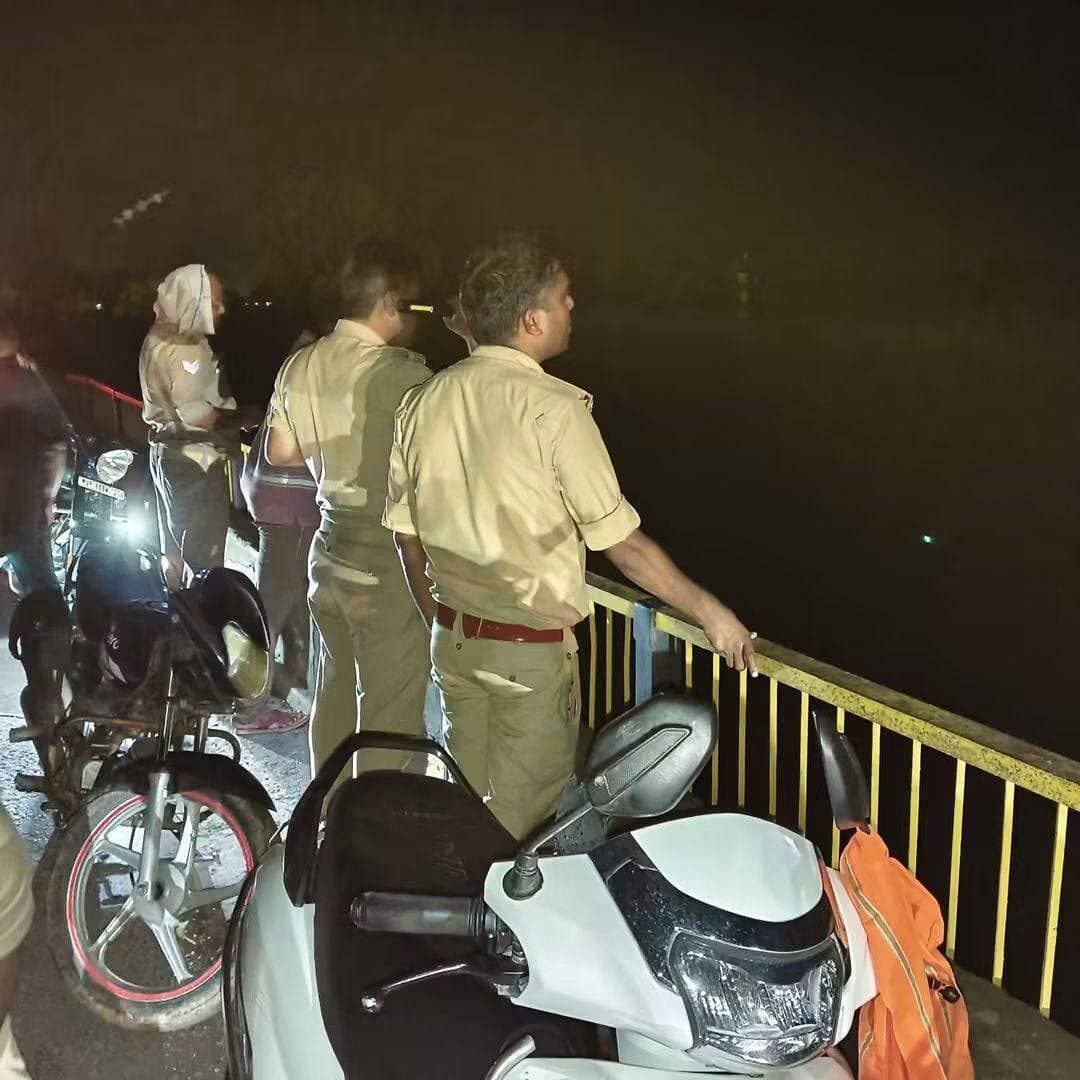 🚨 रामगंगा में मौत को मात: पुल से नदी में कूदा युवक, दरोगा ने लगाई छलांग
एक किलोमीटर तक चला जिंदगी बचाने का ऑपरेशन, पुलिस के साथ नदी में उतरे ग्रामीण; शालू को सकुशल बाहर निकालकर टाला बड़ा हादसा
अल्हागंज। रामगंगा पुल पर उस समय हड़कंप मच गया, जब आपसी विवाद से नाराज एक युवक ने स्कूटी पुल पर खड़ी करने के बाद नदी में छलांग लगा दी। सूचना मिलते ही अल्हागंज पुलिस तत्काल मौके पर पहुंची और युवक की तलाश में रेस्क्यू अभियान शुरू कर दिया।
हालात की गंभीरता को देखते हुए उपनिरीक्षक अजय कुमार ने अपनी जान की परवाह किए बिना रामगंगा नदी में छलांग लगा दी। उन्होंने नदी में युवक की तलाश शुरू की। पुलिस के साथ रघुनाथपुर निवासी दीपक सिंह, धर्मेंद्र समेत अन्य ग्रामीण भी नदी में उतर गए।
पुलिसकर्मियों और ग्रामीणों ने करीब एक किलोमीटर तक नदी में रेस्क्यू अभियान चलाया। काफी मशक्कत के बाद फर्रुखाबाद के सेठ गली निवासी शालू वर्मा पुत्र स्वर्गीय उमाकांत वर्मा को सकुशल नदी से बाहर निकाल लिया गया।
जानकारी के अनुसार युवक किसी आपसी विवाद से नाराज होकर घर से निकला था। वह स्कूटी लेकर रामगंगा पुल पर पहुंचा और स्कूटी पुल पर खड़ी करने के बाद नदी में कूद गया। सूचना मिलते ही थाना प्रभारी ओमप्रकाश पुलिस टीम के साथ मौके पर पहुंचे और तत्काल बचाव अभियान शुरू कराया।
दरोगा की दिलेरी और ग्रामीणों की इंसानियत बनी जीवन की डोर
युवक के भाई बैलेश वर्मा ने अल्हागंज पुलिस, उपनिरीक्षक अजय कुमार, थाना प्रभारी ओमप्रकाश समेत पूरी पुलिस टीम और रेस्क्यू अभियान में शामिल ग्रामीणों का आभार जताया।
रामगंगा के बीच तेज बहाव में करीब एक किलोमीटर तक चले इस रेस्क्यू अभियान में पुलिस और ग्रामीणों की एकजुटता ने एक परिवार को उजड़ने से बचा लिया। समय रहते किए गए साहसिक प्रयास से बड़ा हादसा टल गया।
📍 अल्हागंज | शाहजहांपुर
#Alahganj #Allahganj #Shahjahanpur #Ramganga #RamgangaRiver #RamgangaBridge #UPPolice #AllahganjPolice #ShahjahanpurPolice #PoliceRescue #RescueOperation #PoliceBravery #Humanity #BreakingNews #LatestNews #UPNews #ShahjahanpurNews #AlahganjNews #ViralNews #LocalNews #NewsUpdate