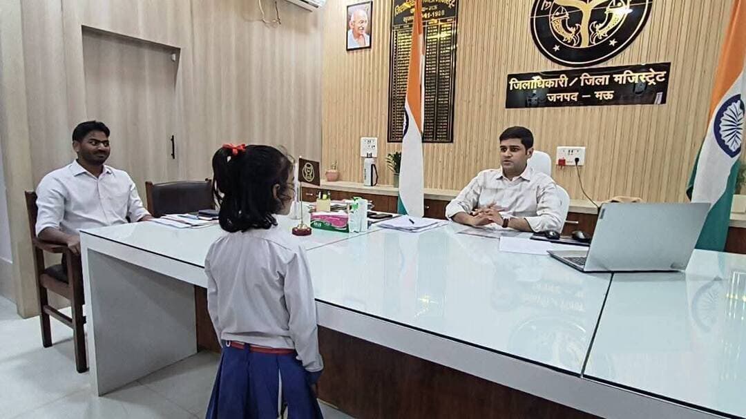 नन्ही बच्ची की गुहार पर डीएम ने लिया तत्काल संज्ञान, अब बनेगी सड़क |
मऊ में जनसुनवाई के दौरान नन्ही बच्ची की फरियाद ने जिलाधिकारी का ध्यान खींचा। बच्ची ने अपने घर के पास कच्ची सड़क को ठीक कराने की मांग की थी। डीएम आनंद वर्द्धन ने शिकायत को गंभीरता से लेते हुए तत्काल कार्रवाई के निर्देश दिए। जिसके बाद नगर पालिका ने मौके पर भूमि की पैमाइश कर सड़क निर्माण का एस्टीमेट भी तैयार कर लिया है।
मऊ में जनसुनवाई के दौरान नन्ही बच्ची सामरा नाज़ अपनी समस्या लेकर जिलाधिकारी आनंद वर्द्धन के पास पहुंची थी।
बच्ची ने अपने घर के पास कच्ची सड़क होने और उससे होने वाली परेशानी को लेकर सड़क निर्माण की मांग की।
बच्ची की शिकायत पर जिलाधिकारी ने तत्काल संज्ञान लेते हुए संबंधित अधिकारियों को नियमानुसार कार्रवाई के निर्देश दिए।
डीएम के निर्देश के बाद नगर पालिका परिषद की टीम मौके पर पहुंची और सड़क निर्माण के लिए संबंधित भूमि की पैमाइश कराई गई।
इसके बाद सड़क निर्माण के लिए आवश्यक एस्टीमेट भी तैयार कर लिया गया है। अब नियमानुसार टेंडर प्रक्रिया पूरी होने के बाद जल्द ही सड़क निर्माण का कार्य शुरू कराया जाएगा।
जिलाधिकारी ने कहा कि जनसुनवाई में आने वाली प्रत्येक शिकायत का गुणवत्तापूर्ण और समयबद्ध निस्तारण प्रशासन की प्राथमिकता है। बच्चों और आम नागरिकों की समस्याओं को संवेदनशीलता के साथ लेते हुए त्वरित कार्रवाई सुनिश्चित की जाएगी।