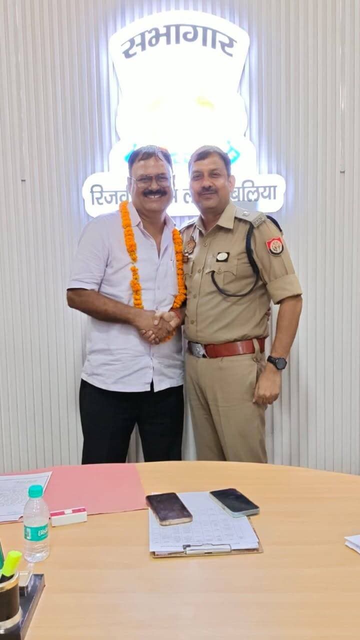 #छह पुलिसकर्मी सेवानिवृत्त, पुलिस लाइन में भावभीनी विदाई
#बलिया। पुलिस विभाग में अपनी अधिवर्षता आयु पूर्ण कर सेवानिवृत्त हुए छह अधिकारी एवं कर्मचारियों को पुलिस लाइन बलिया में आयोजित विदाई समारोह में भावभीनी विदाई दी गई। अपर पुलिस अधीक्षक (उत्तरी) दिनेश कुमार शुक्ला ने सेवानिवृत्त पुलिसकर्मियों को प्रशस्ति-पत्र, शूटकेस एवं अंगवस्त्र प्रदान कर उनके उज्ज्वल भविष्य की कामना की।
सेवानिवृत्त होने वालों में उपनिरीक्षक श्रीप्रकाश सिंह (अंगुष्ठछाप प्रकोष्ठ), उपनिरीक्षक राकेश कुमार सिंह (थाना दोकटी), उपनिरीक्षक नारायण कान्त सरोज (पुलिस लाइन), उपनिरीक्षक तहसीलदार यादव (न्यायिक सम्मन सेल), मुख्य आरक्षी सर्वजीत सिंह यादव (पुलिस लाइन) तथा मुख्य आरक्षी रमेशचन्द्र (पुलिस लाइन) शामिल रहे।
पुलिस विभाग के अनुसार, सभी ने अपने सम्पूर्ण सेवाकाल के दौरान निष्ठा, ईमानदारी एवं लगन के साथ अपने दायित्वों का निर्वहन किया। विदाई समारोह में अपर पुलिस अधीक्षक (उत्तरी) दिनेश कुमार शुक्ला ने सभी सेवानिवृत्त पुलिसकर्मियों को उपहार, स्मृति चिह्न एवं प्रशस्ति-पत्र देकर शुभकामनाएं दीं। उन्होंने उनके सुखमय, स्वस्थ एवं समृद्ध भविष्य की कामना की।
इस अवसर पर क्षेत्राधिकारी सदर अक्षय कुमार, क्षेत्राधिकारी लाइन्स मंजरी राव, प्रतिसार निरीक्षक पुलिस लाइन राम बेलास सहित अन्य अधिकारी एवं कर्मचारी मौजूद रहे। अधिकारियों ने भी सेवानिवृत्त पुलिसकर्मियों को शुभकामनाएं देते हुए उनके स्वस्थ एवं सुखमय जीवन की कामना की।
#photos
#facebookpost
#photooftheday
UP Police