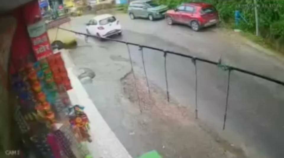 🚨 अगस्त्यमुनि में बोलेरो ने बाइक को मारी जोरदार टक्कर!
📍 जवाहर नगर क्षेत्र में हादसा, बाइक सवार युवक गंभीर घायल
अगस्त्यमुनि के जवाहर नगर क्षेत्र में मंगलवार को एक बोलेरो वाहन ने बाइक को जोरदार टक्कर मार दी। हादसे में बाइक सवार युवक गंभीर रूप से घायल हो गया।
⚠️ हादसे के बाद बोलेरो चालक वाहन समेत मौके से फरार हो गया।
घटना का वीडियो भी सामने आया है, जो सोशल मीडिया पर तेजी से वायरल हो रहा है। सूचना के बाद पुलिस ने मामले की जांच शुरू कर दी है और फरार वाहन व चालक की तलाश की जा रही है।
#अगस्त्यमुनि #रुद्रप्रयाग #सड़कहादसा #Accident #UttarakhandNews #ViralVideo #BreakingNews