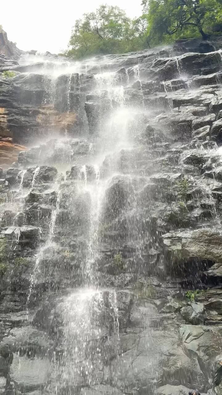 Maybe some places don’t just take you away… they heal something within you. 💧⛰️🌿
#WaterfallVibes #MountainEscape #NatureHealing #ChasingWaterfalls #PeaceInNature